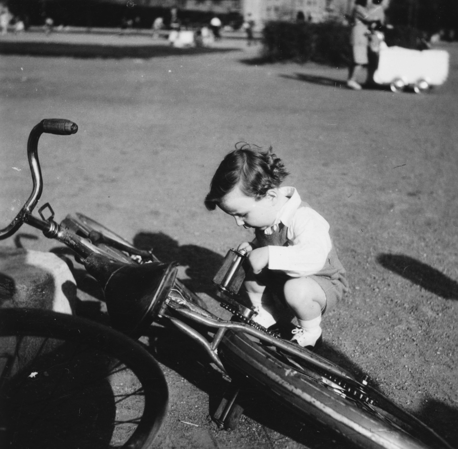 Hungary, Budapest XIII., Szent István park., 1948, Latin, Budapest, bicycle, kid, squatting, curiosity, Fortepan #158278