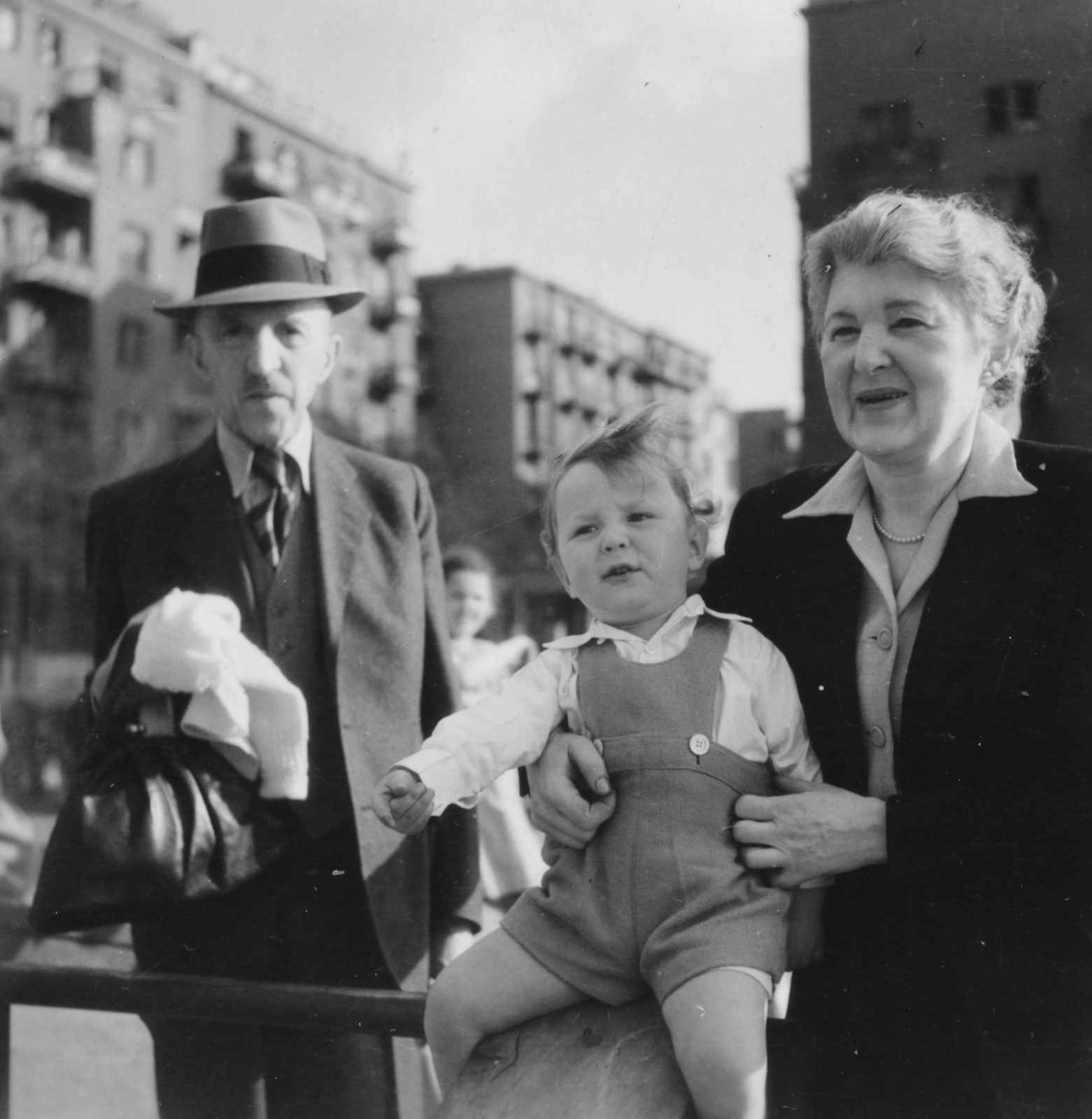 Hungary, Budapest XIII., Szent István park a Pozsonyi út felé nézve., 1948, Latin, Budapest, grandparent, kid, shorts, sitting on a handrail, railing, Fortepan #158281