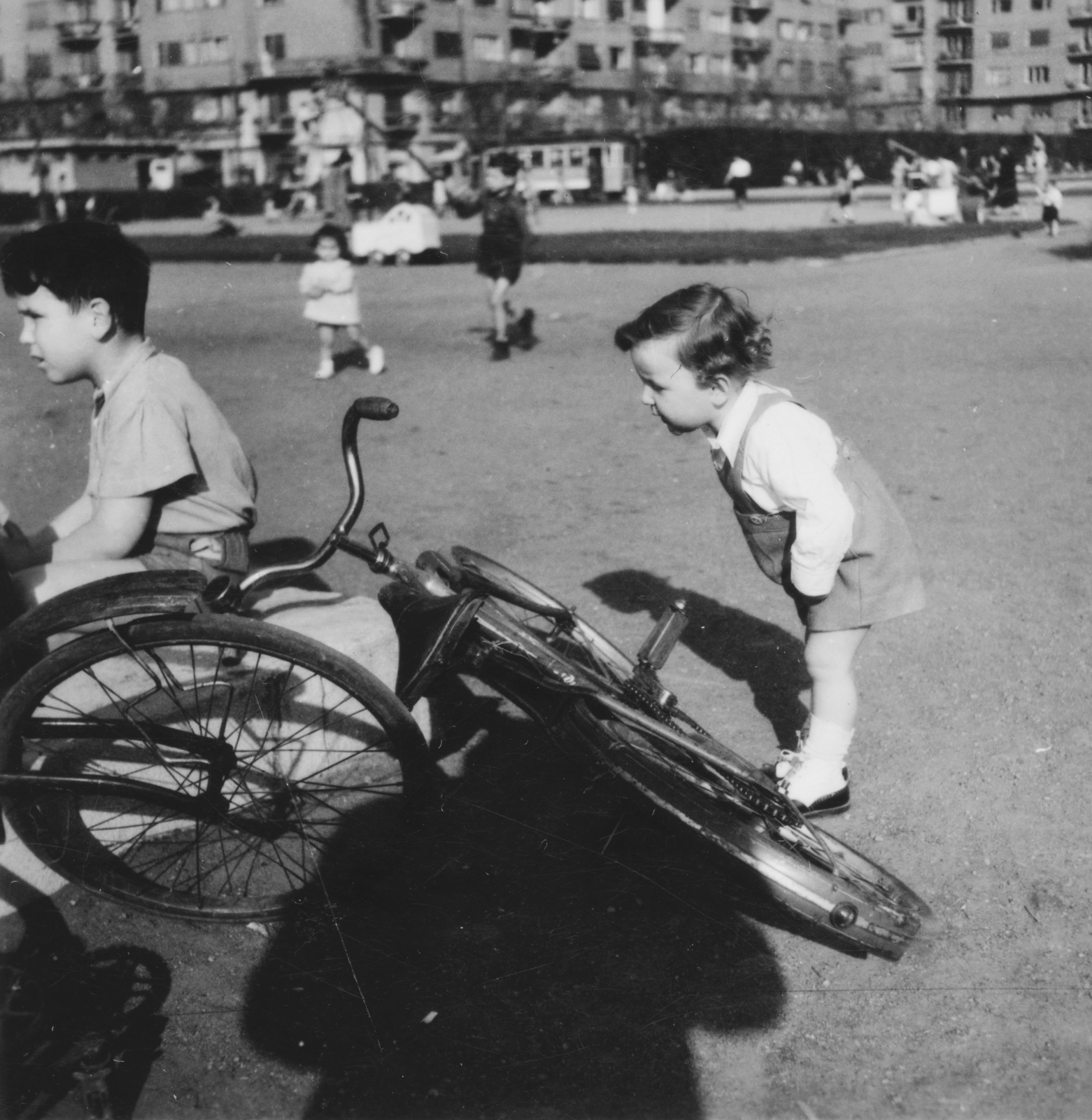 Hungary, Budapest XIII., Szent István park., 1948, Latin, Budapest, bicycle, kid, shorts, curiosity, Fortepan #158283