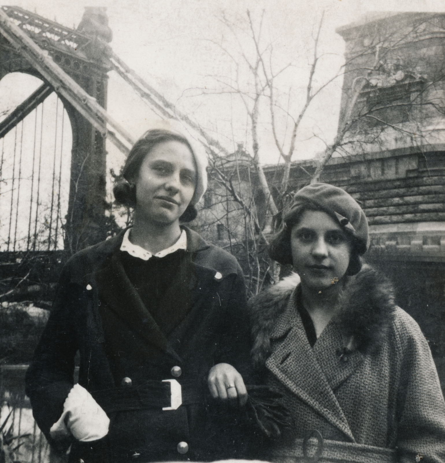 Hungary, Budapest I., Döbrentei tér, Erzsébet híd budai hídfő., 1934, Latin, Budapest, winter coat, girls, fur, belt, cap, Fortepan #158290