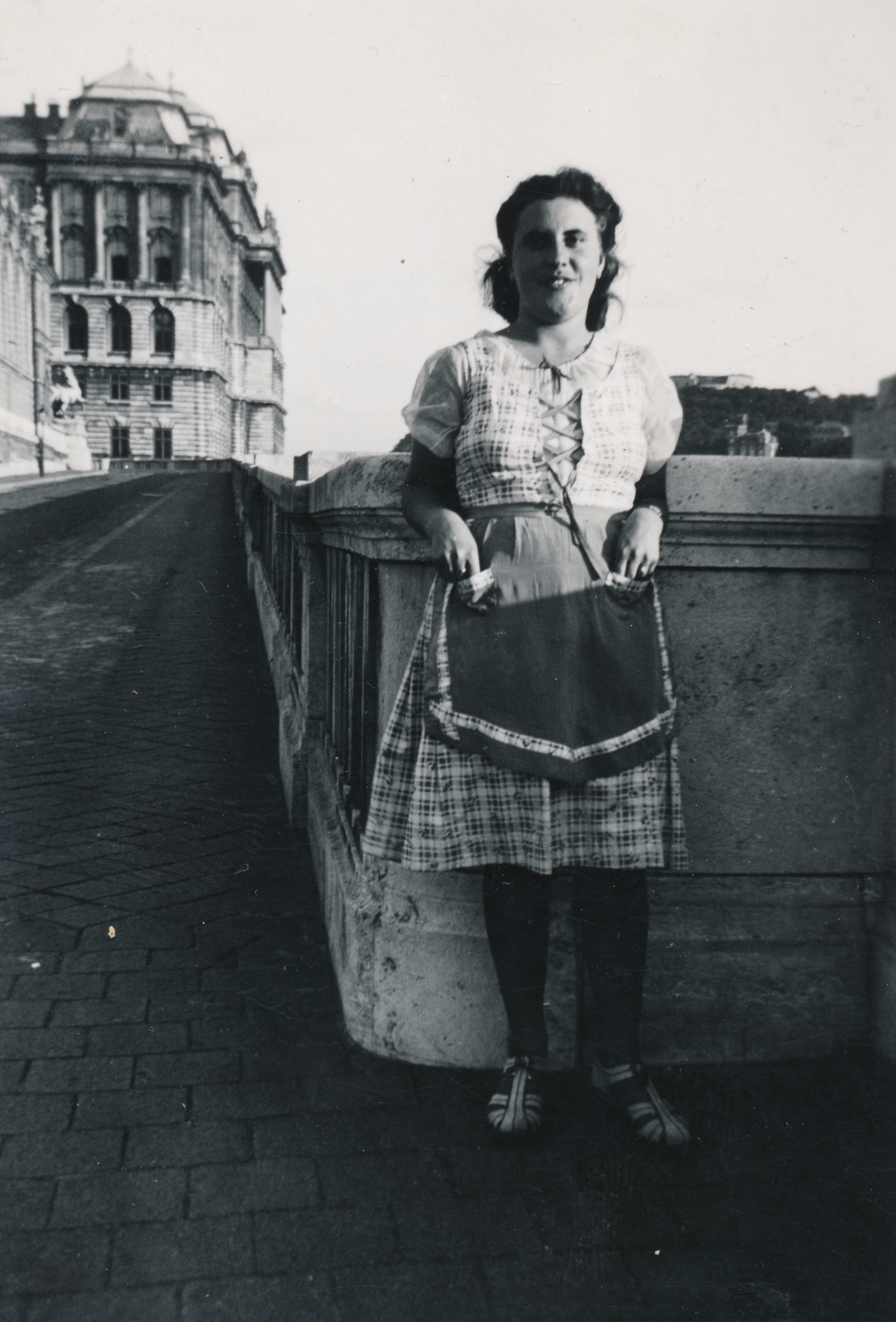 Magyarország, budai Vár, Budapest I., Lovarda utca, háttérben a Lovat fékező csikós szobra a Lovarda előtt és a Királyi Palota (később Budavári Palota) krisztinavárosi szárnya., 1942, Latin, Budapest, Fortepan #158293