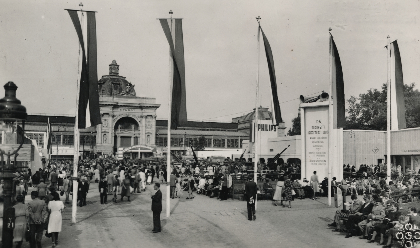 Magyarország, Városliget,Budapesti Nemzetközi Vásár, Budapest XIV., háttérben az Iparcsarnok., 1942, Latin, Budapest, Philips-márka, Fortepan #158303