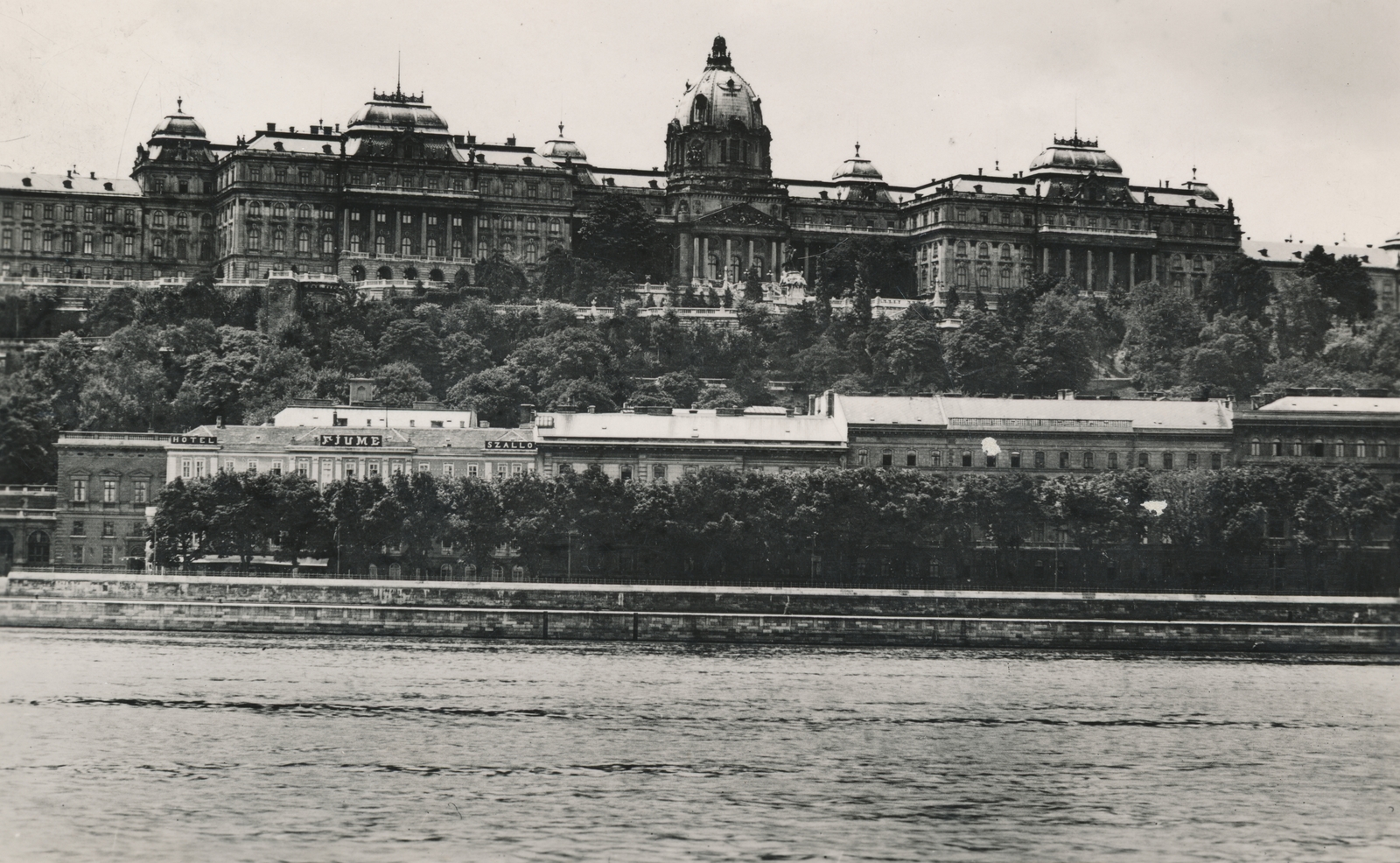 Magyarország, Budapest I., a Királyi Palota (később Budavári Palota) és a Lánchíd utca házai a Dunáról nézve., 1938, Latin, Budapest, palota, Fortepan #158309