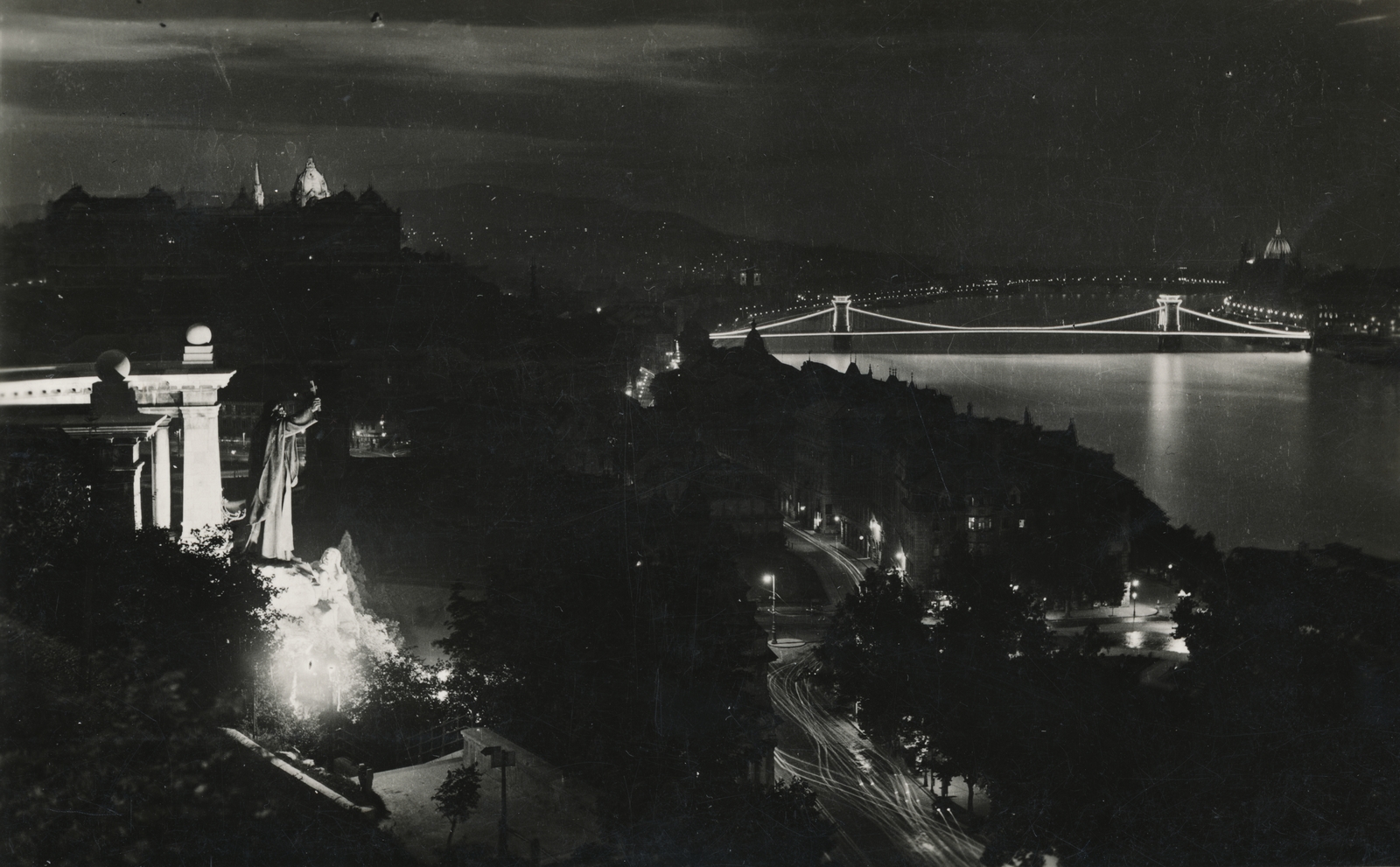 Hungary, Budapest I., kilátás a Széchenyi Lánchíd felé. Balra a Szent Gellért szobor és a Királyi Palota (később Budavári Palota), jobbra a Parlament., 1938, Latin, Budapest, floodlighting, Fortepan #158312