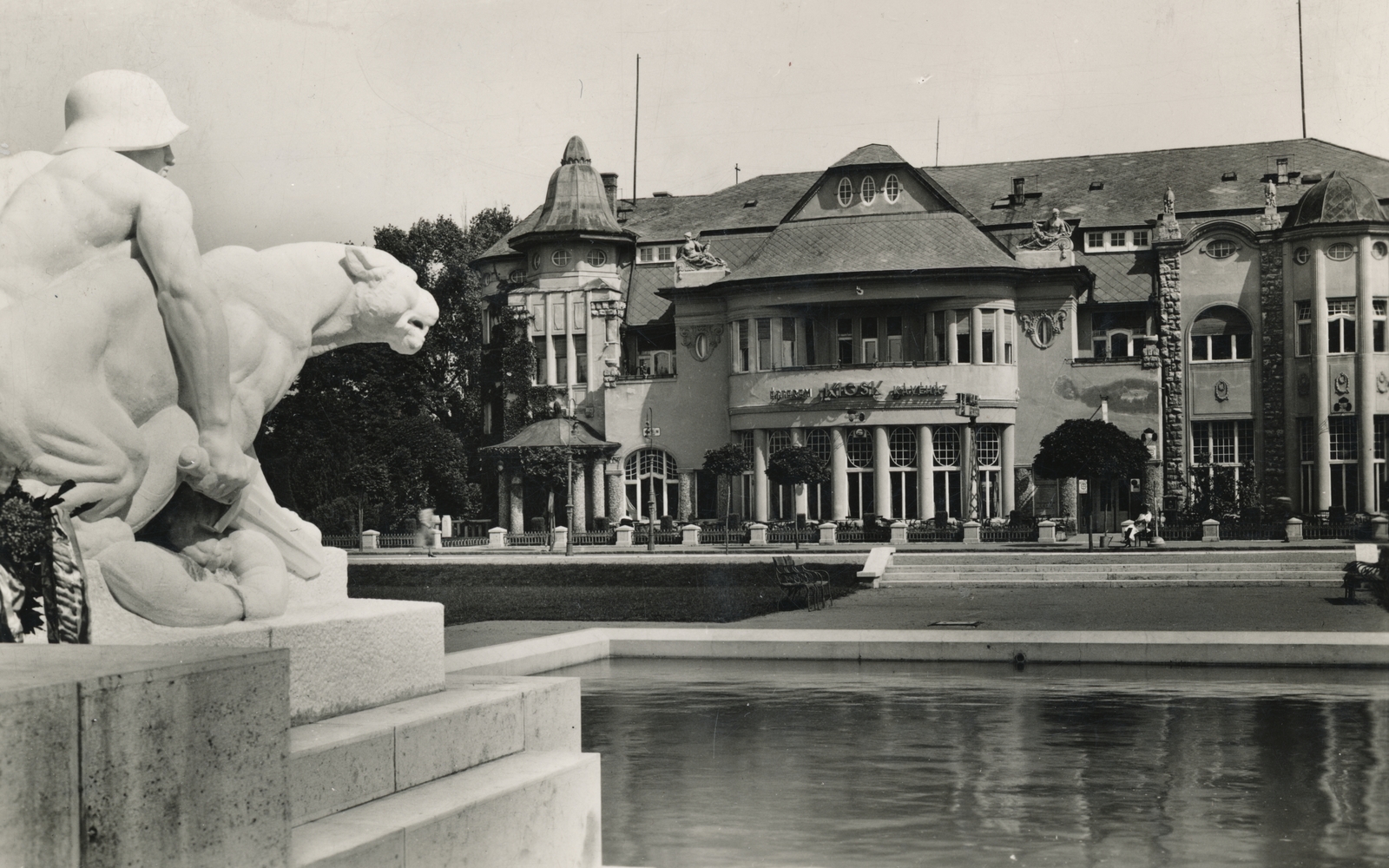 Hungary, Győr, Radó-sziget, előtérben az I. világháborús hősi emlékmű (Horvay János, 1938.), szemben a Kioszk., 1938, Latin, sculpture, helmet, Fortepan #158318