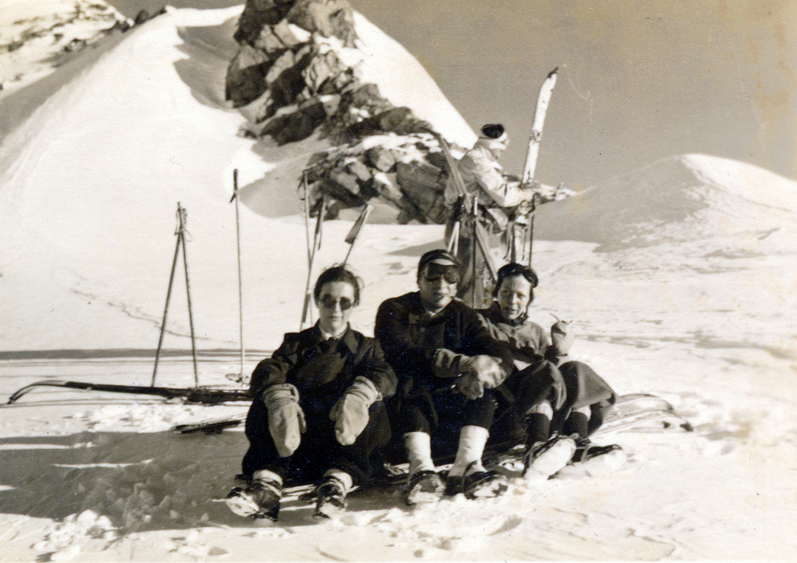 Switzerland, 1936, Preisich család, skis, gloves, snowy landscape, sitting on the ground, Fortepan #158339