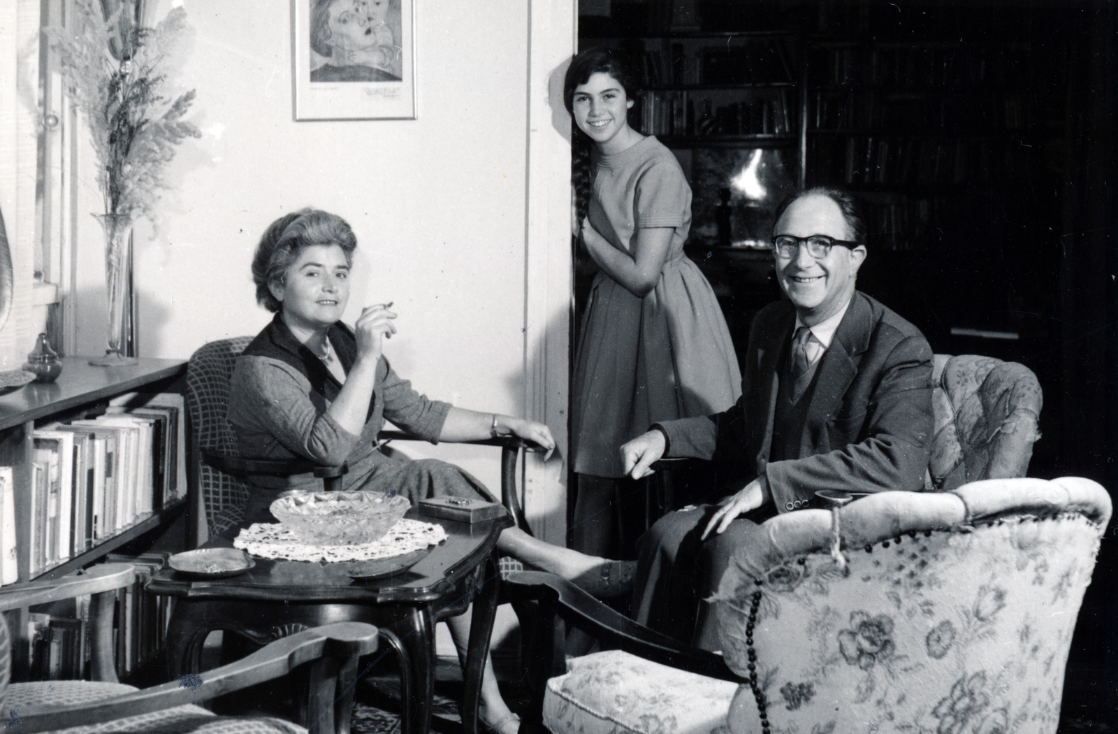 Hungary, Budapest II., Pasaréti út 97., Preisich Gábor építész (jobbra) családja körében, az otthonában., 1960, Preisich család, Budapest, interior, celebrity, bookshelf, arm chair, cigarette, glasses, Fortepan #158365