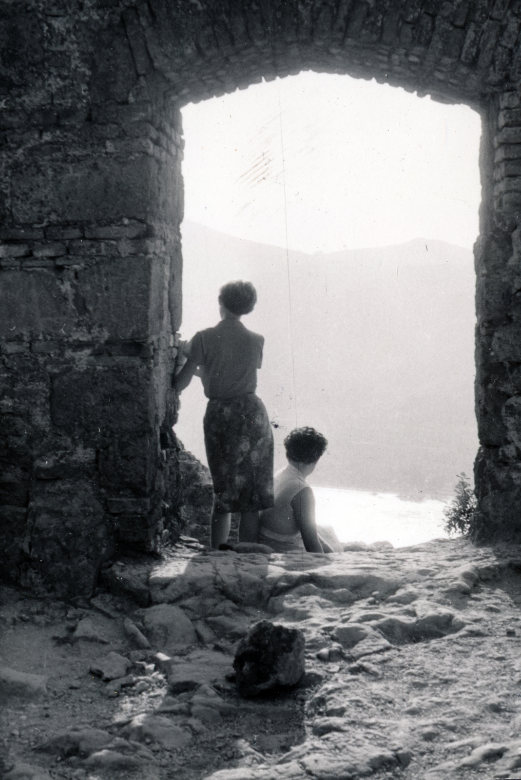 Hungary,Danube Bend, Visegrád, Fellegvár., 1960, Preisich család, fog, silhouette, female figure, backlight, Fortepan #158368