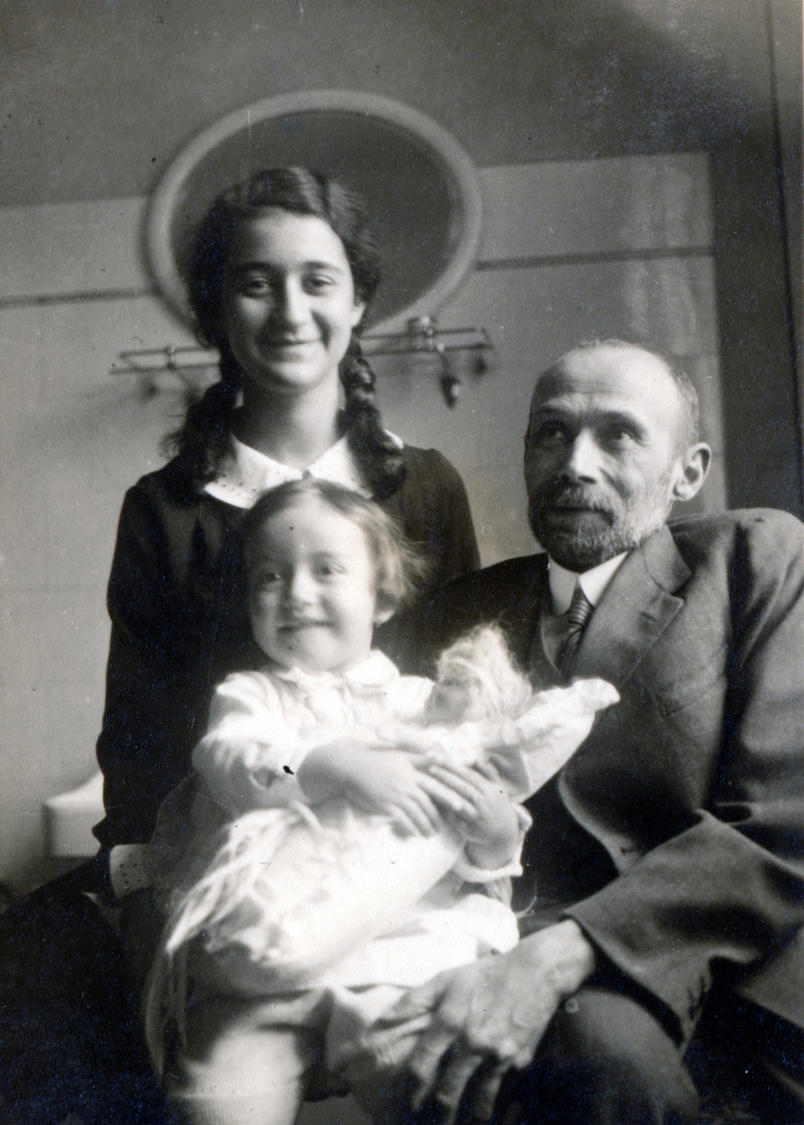 Hungary, jobbra Dr. Preisich Kornél gyermekorvos., 1930, Preisich család, three people, toy doll, smile, sitting on lap, Fortepan #158391