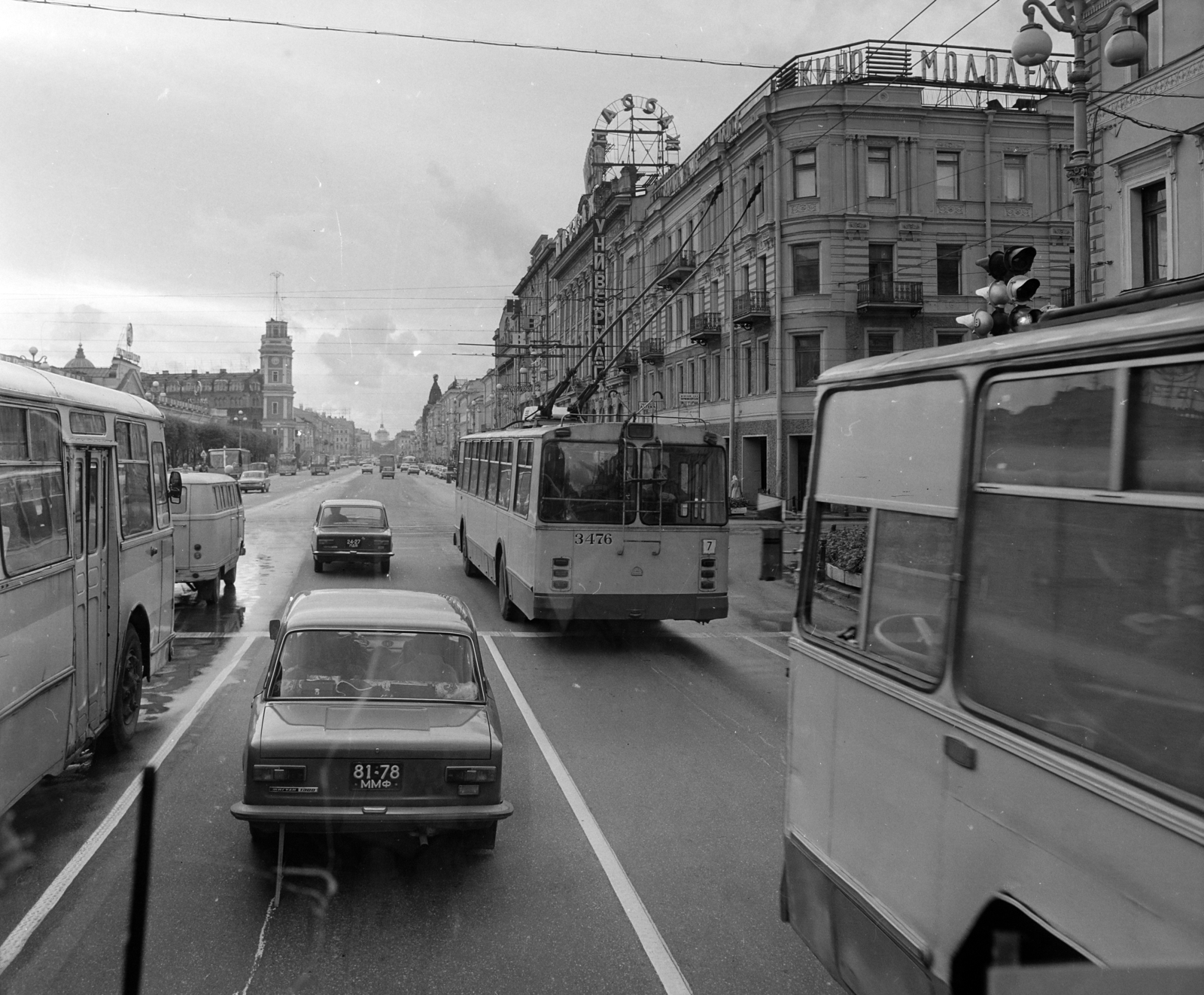 Russia, Saint Petersburg, (Leningrád) Nyevszkij sugárút., 1977, MHSZ, transport, Soviet Union, Soviet brand, Lada-brand, trolley bus, number plate, Cyrillic alphabet, Fortepan #15840