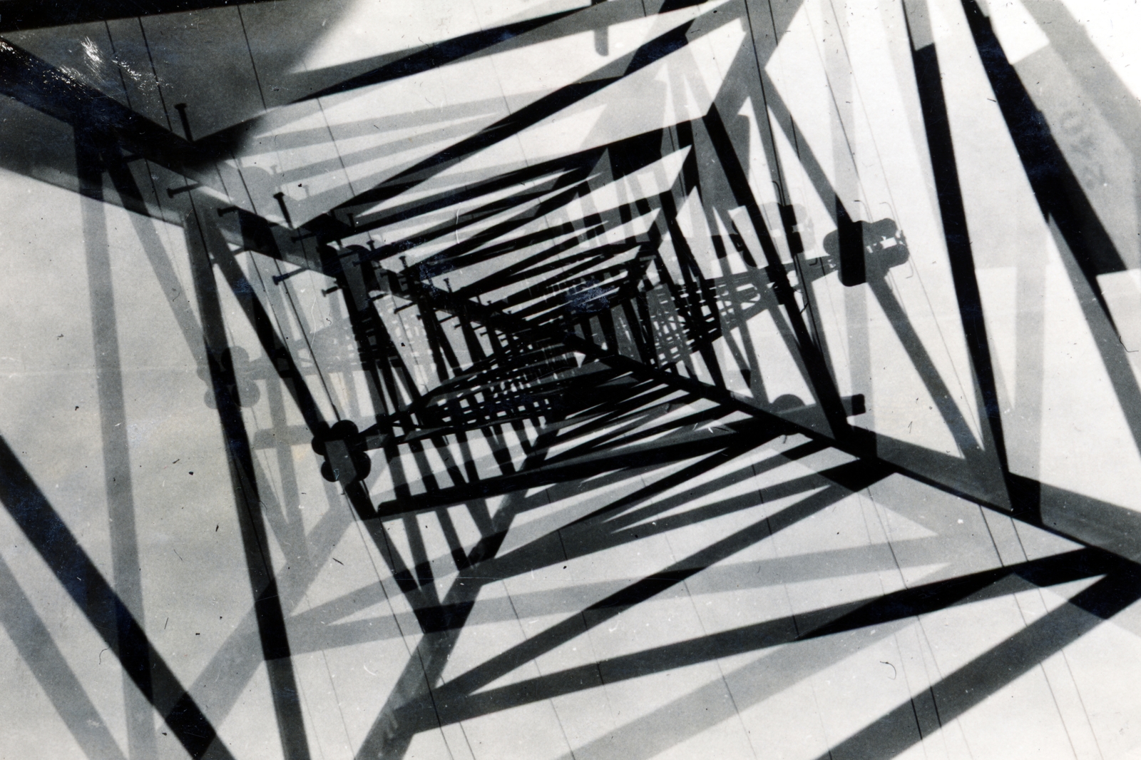 Hungary, Budapest II.,Budapest III., Hármashatárhegy, a Bánhidai Erőmű (Talbot Centrale) és Budapest közötti távvezeték egyik un. Talbot-oszlopa., 1930, Preisich család, geometry, Budapest, bottom view, erroneous photo, double exposure, Fortepan #158403