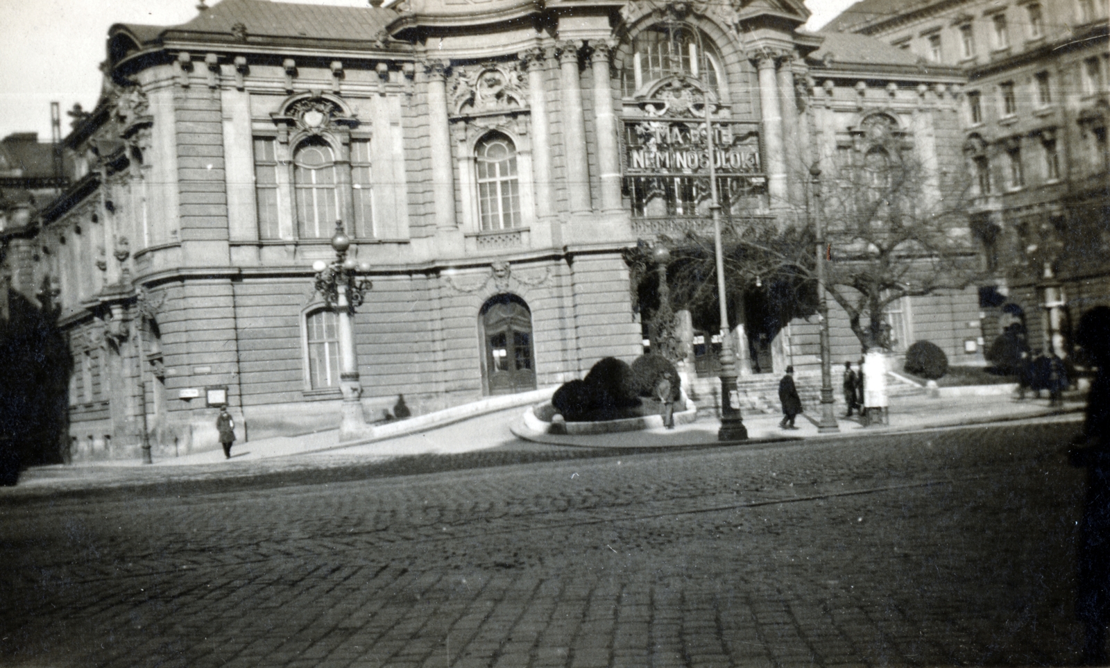 Hungary, Budapest XIII., Szent István (Lipót) körút, szemben a Vígszínház, balra a Pannónia utca, jobbra a Ditrói Mór (Báró Aczél) utca., 1928, Preisich család, Budapest, neon sign, rails, Fortepan #158437