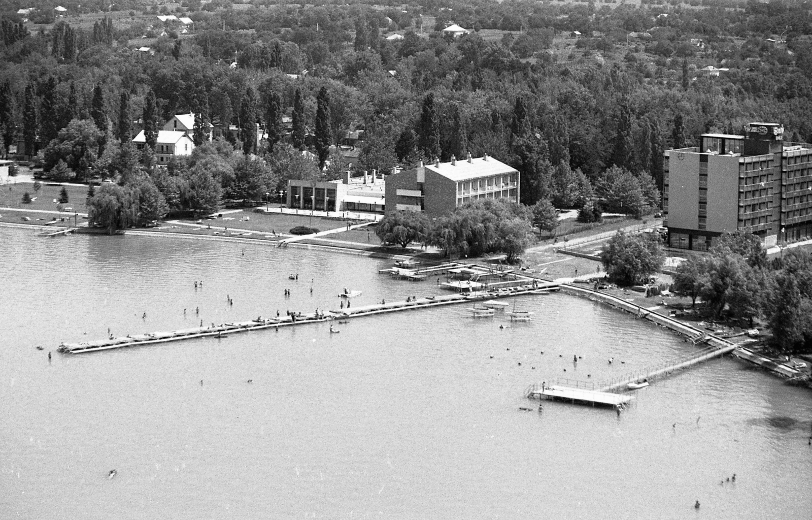 Hungary, Balatonszéplak,Siófok, A hosszú napozó stég a Dunai vasmű üdülőjéhez tartozott., 1974, Urbán Tamás, aerial photo, Fortepan #15844