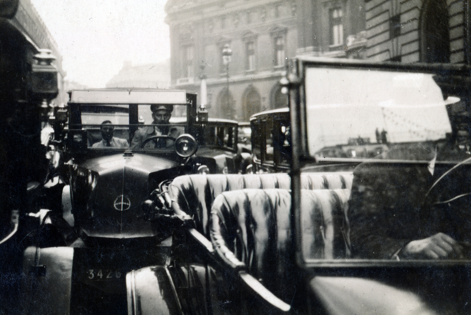 France, Paris, Rue Halévy, háttérben az Opera oldalhomlokzata., 1928, Preisich család, chauffeur, automobile, Fortepan #158448