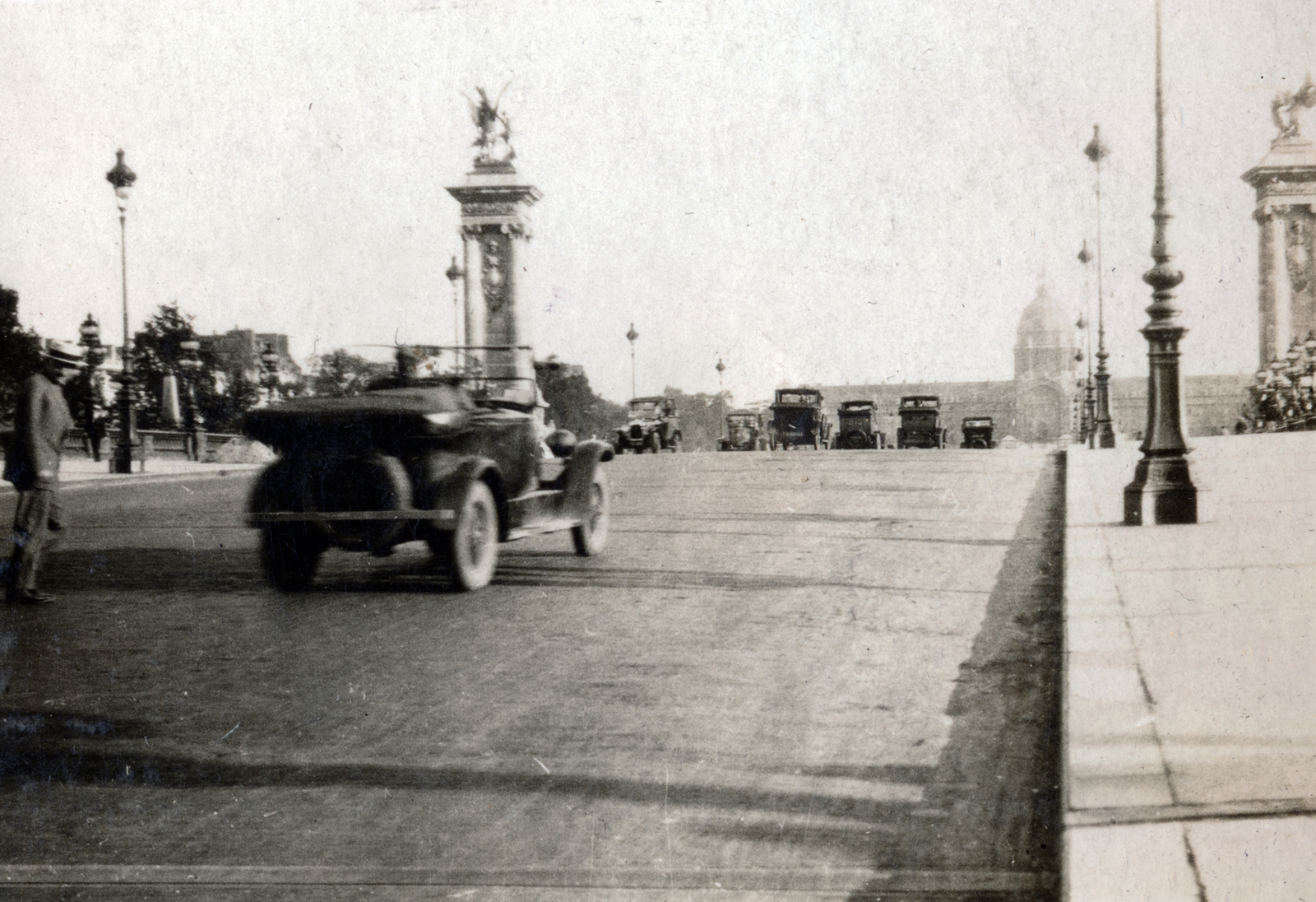France, Paris, III. Sándor híd, háttérben az Invalidusok háza., 1928, Preisich család, bridge, automobile, Fortepan #158449