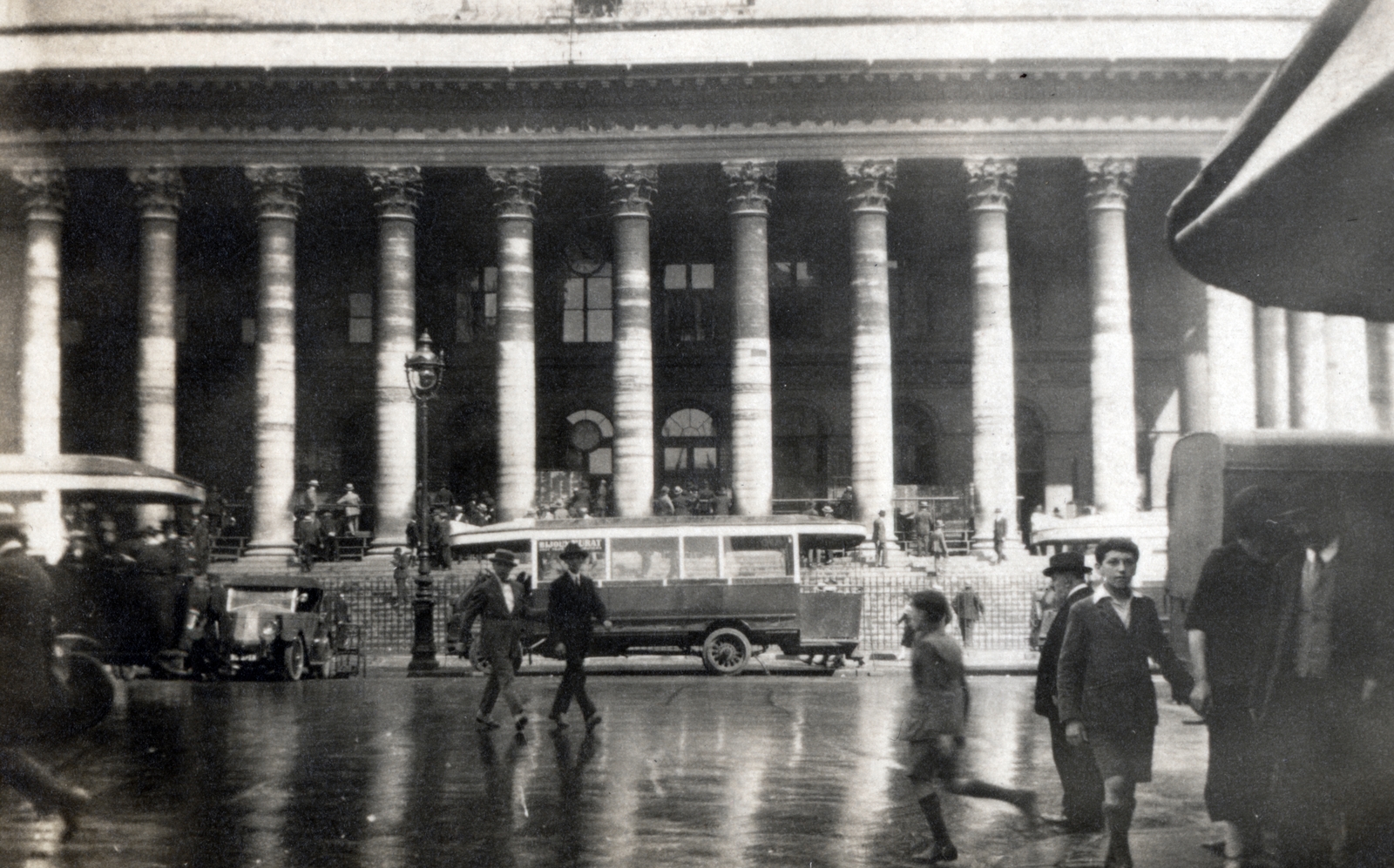 France, Paris, Place de la Bourse, Palais Brongniart / Tőzsde., 1928, Preisich család, bus, palace, colonnade, Fortepan #158450