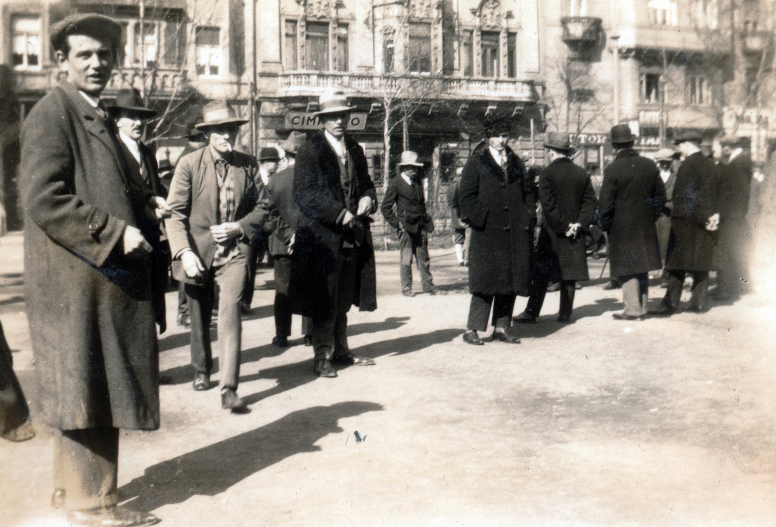 Hungary, Budapest VIII., Rákóczi tér, háttérben a 11., 10. és 9. számú ház., 1928, Preisich család, Budapest, pedestrian, Fortepan #158465