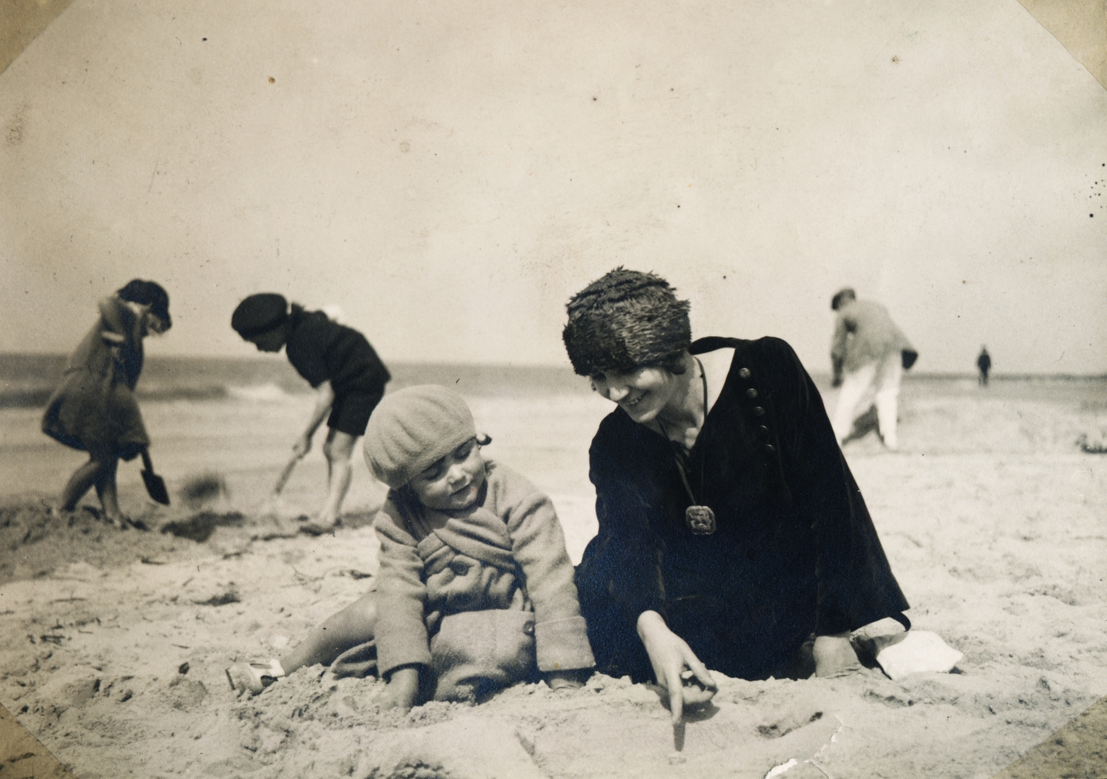 1933, Preisich család, spade, point a finger, sand, kid, mother, Fortepan #158480