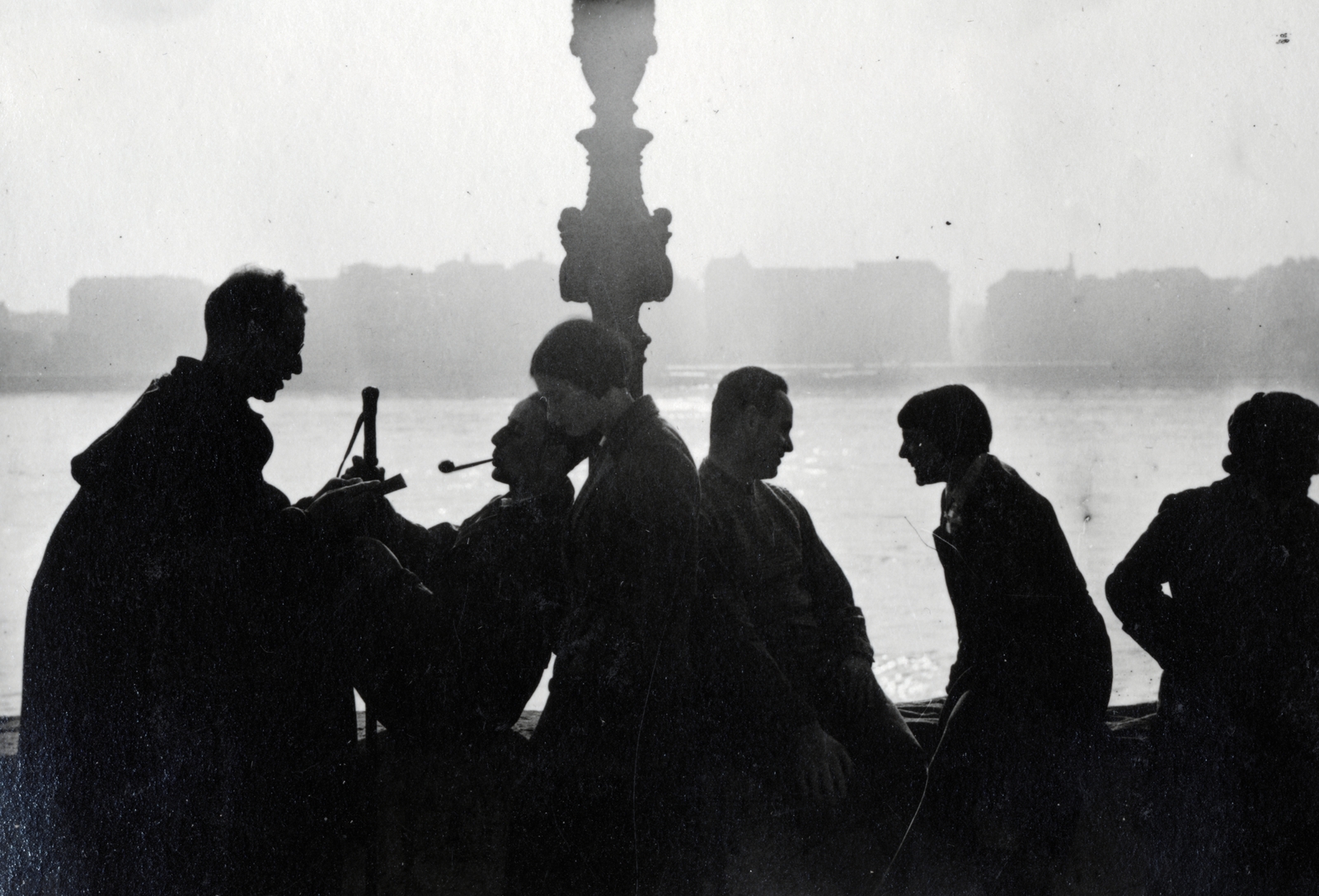 Magyarország, Budapest V.,Budapest II., Bem (Margit) rakpart, lejárat az alsó rakpartra. Háttérben a Jászai Mari (Rudolf) tér és a Balassi Bálint (Személynök) utca épületei., 1933, Preisich család, Budapest, sziluett, társaság, Fortepan #158485