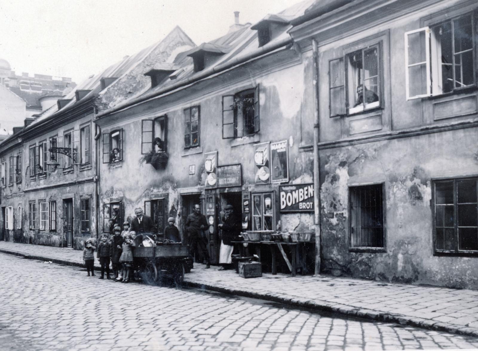 Austria, Vienna, Wiesengasse, üzlet a 4-es számú házban., 1930, Preisich család, house, german text, leaning out of the window, Fortepan #158488
