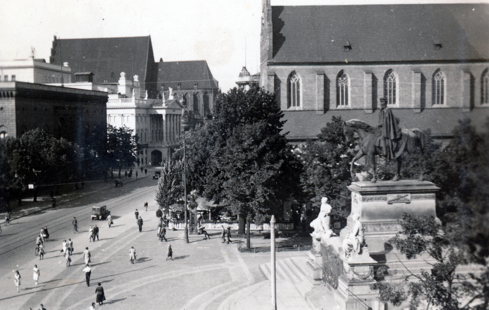 Lengyelország, Wroclaw, ulica Świdnicka (Schweidnitzer Strasse, röviden Schwo), balra a timpanonos épület az Operaház, mögötte a Szent Szaniszló, Dorottya és Vencel-templom (Kościół św. Stanisława, św. Doroty i św. Wacława). Jobbra az I. Vilmos császár Emlékmű mögött a Krisztus teste-templom (Kościół Bożego Ciała)., 1930, Preisich család, tér, lovas szobor, Fortepan #158499