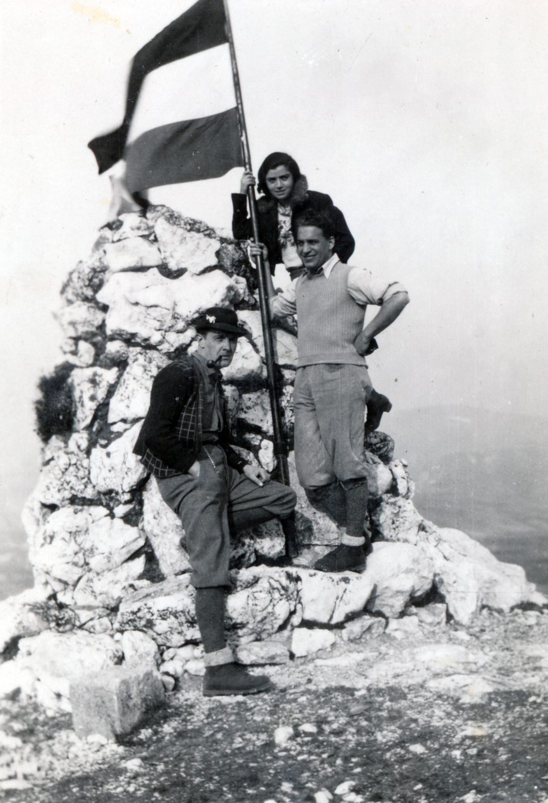 1932, Preisich család, sitting on a rock, flag, mountain top, Fortepan #158513