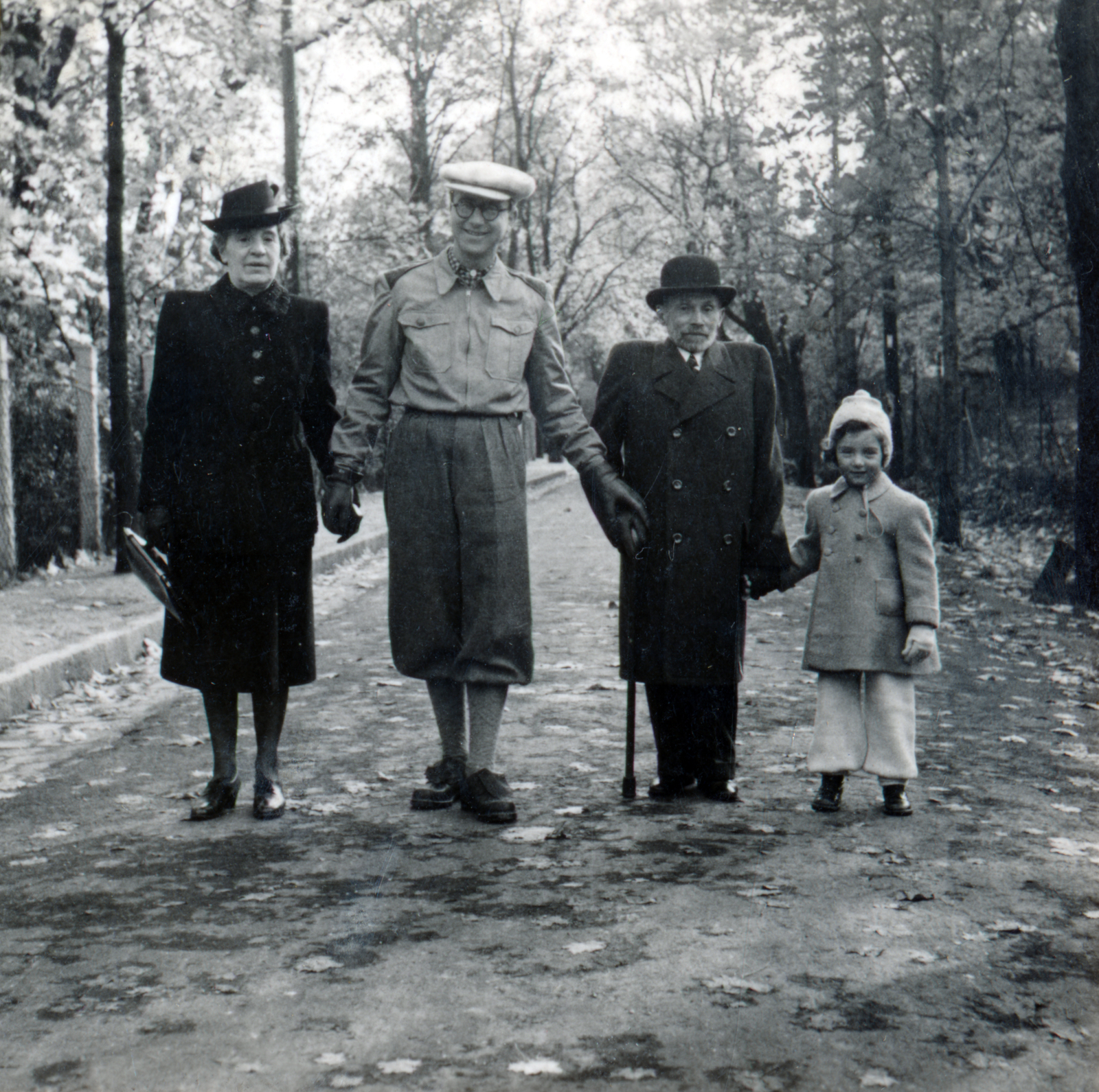 1942, Preisich család, family, hold hands, walk, Fortepan #158547