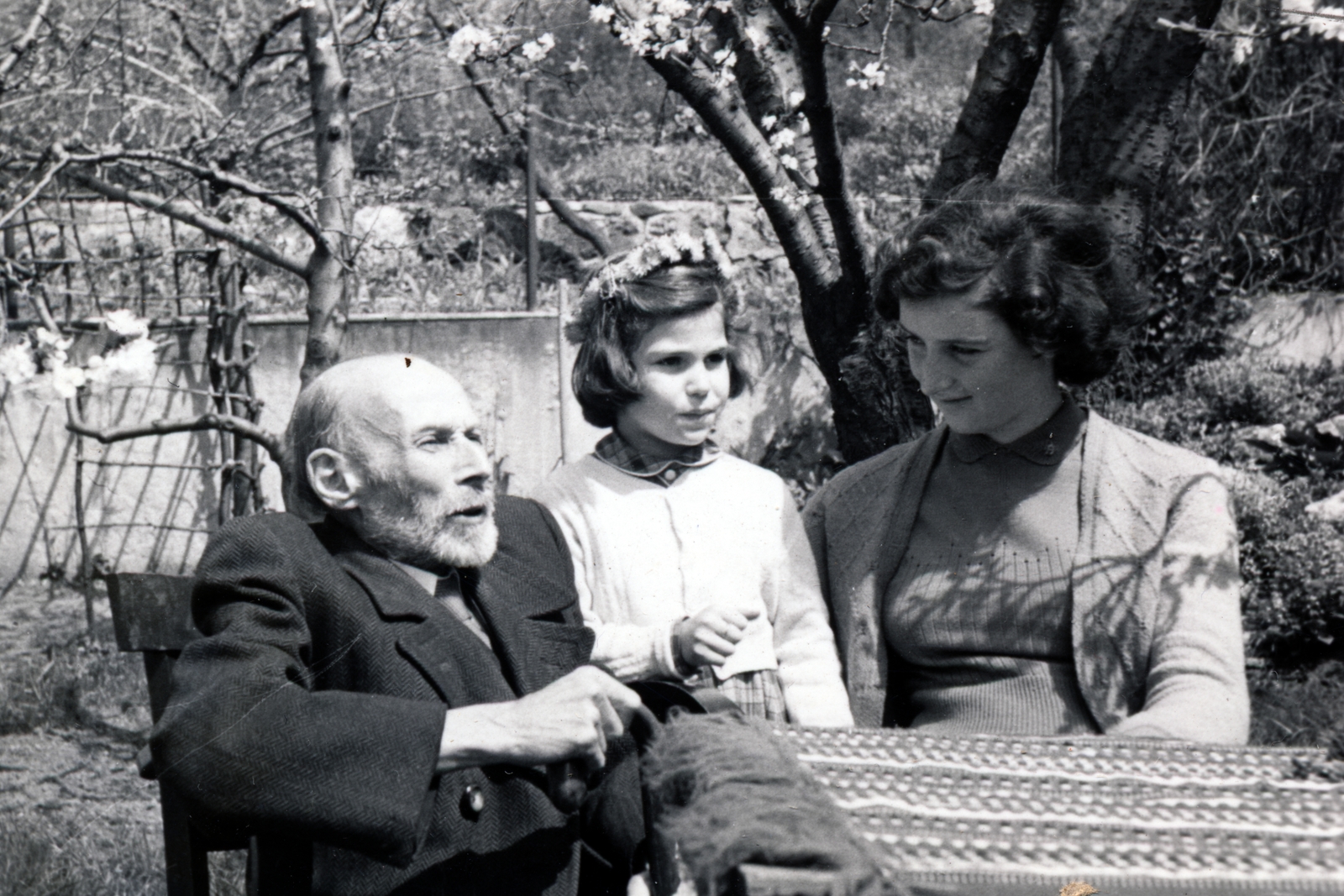 Hungary, Budapest II., Pasaréti út 97., balra Dr. Preisich Kornél gyermekorvos., 1953, Preisich család, Budapest, mother, celebrity, girl, doctor, garden, Fortepan #158565