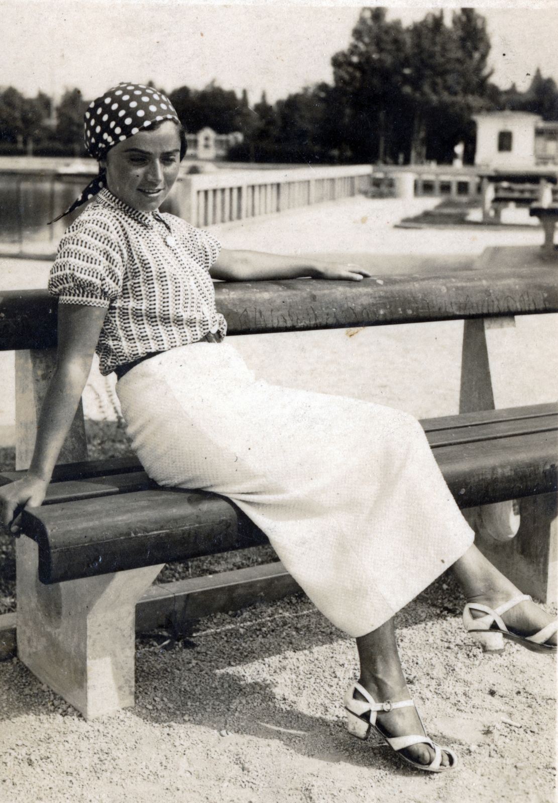 Magyarország, Balatonföldvár, hajóállomás., 1935, Preisich család, pad, fejkendő, hölgy, szandál, szoknya, blúz, átvetett láb, Fortepan #158576