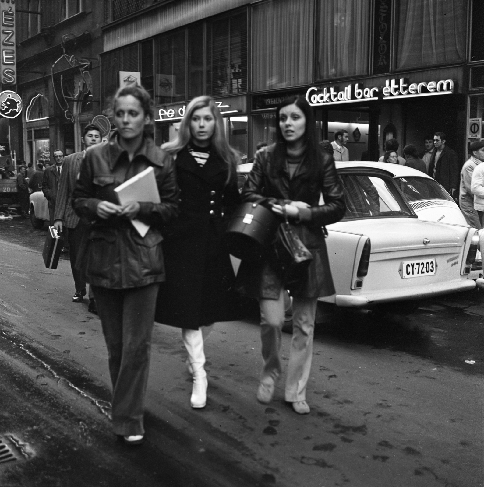 Hungary, Budapest V., Kígyó utca, balról Pataki Ági, Szentiványi Judit és Deitző Zsuzsa manökenek., 1972, Urbán Tamás, Trabant-brand, restaurant, number plate, neon sign, Budapest, Fortepan #15859