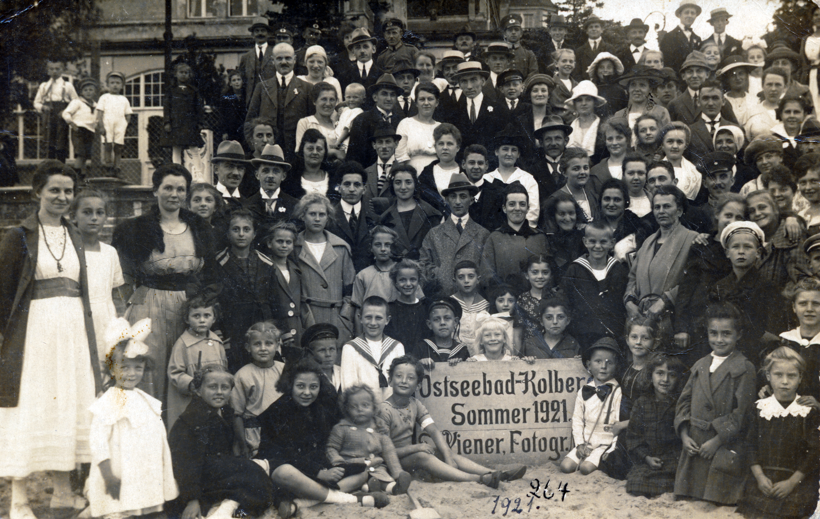 Lengyelország, Kołobrzeg, (ekkor Ostseebad-Kolberg), háttérben a Parti kastély (Strandschloss)., 1921, Preisich család, csoportkép, Fortepan #158591