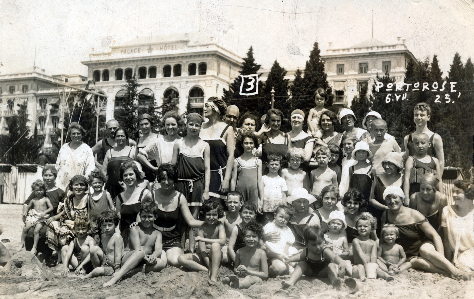 Szlovénia, Portorož, tengerpart, háttérben a Palace Hotel., 1925, Preisich család, csoportkép, fürdőruha, Fortepan #158592