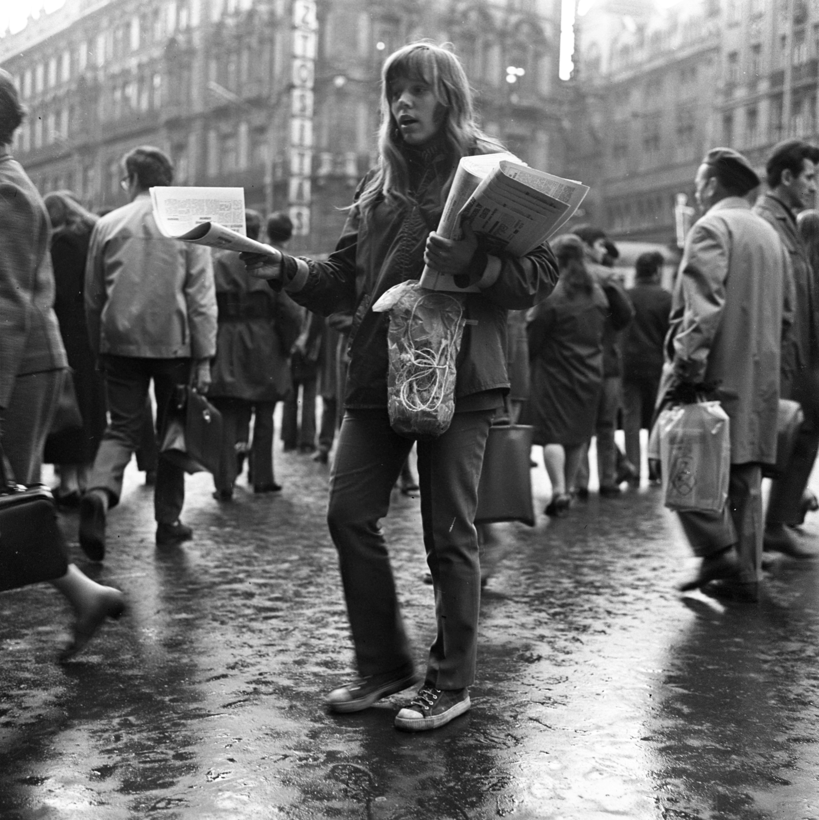 Hungary, Budapest V., Ferenciek tere (Felszabadulás tér)., 1972, Urbán Tamás, newspaper, newsstand, Budapest, Esti Hírlap newspaper, Fortepan #15860