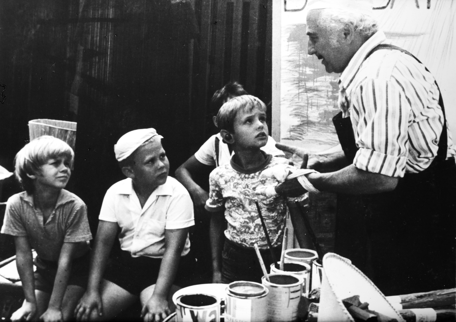 Hungary, jobbra Alfonzó (Bagaméri, az elátkozott fagylaltos), a Keménykalap és krumpliorr című film szereplőivel., 1973, Ráday Mihály, boys, filming, paint, Fortepan #158627