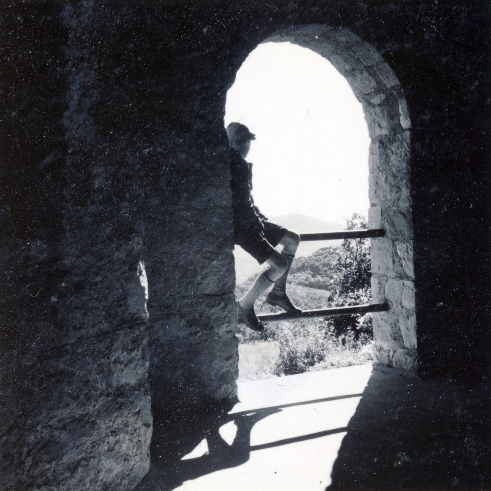 Hungary, Visegrád, Nagyvillám, Zsitvay kilátó., 1935, Aszódi Zoltán, sitting on a handrail, Fortepan #158677