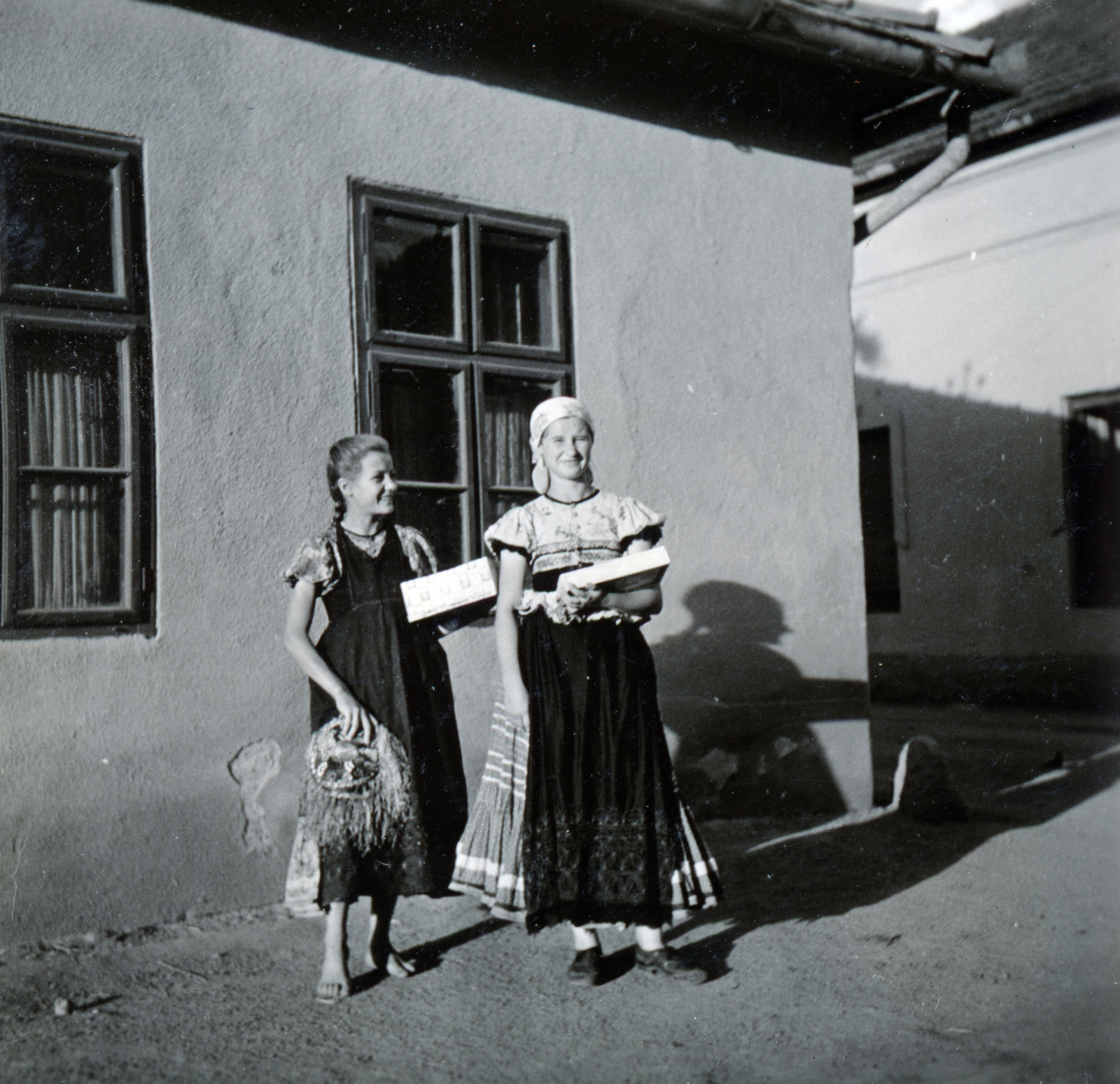 Hungary, Mezőkövesd, lányok matyó népviseletben., 1935, Aszódi Zoltán, folk costume, Matyó folk costume, Fortepan #158688
