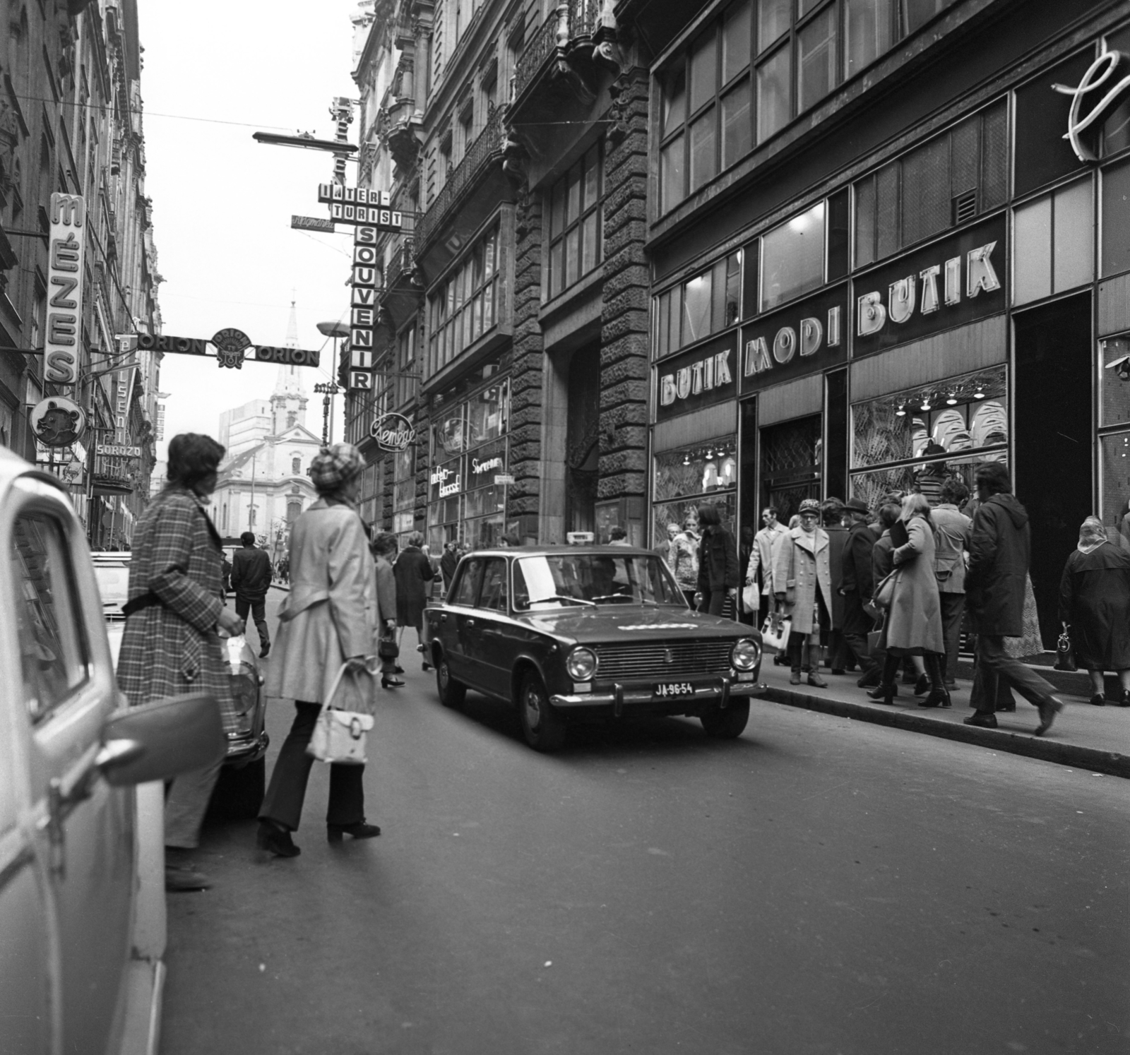 Hungary, Budapest V., a Kigyó utca a Ferenciek tere (Felszabadulás tér) felé nézve., 1972, Urbán Tamás, street view, neon sign, Alfa-Romeo brand, Italian brand, automobile, number plate, neon sign, Budapest, Fortepan #15870
