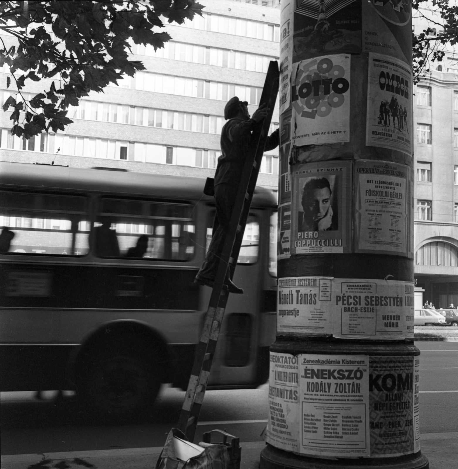 Magyarország, Budapest V., Károly (Tanács) körút., 1972, Urbán Tamás, autóbusz, plakát, hirdetőoszlop, Budapest, Piero Cappuccilli-ábrázolás, egyenruha, létra, lottó, plakátragasztó, Fortepan #15879