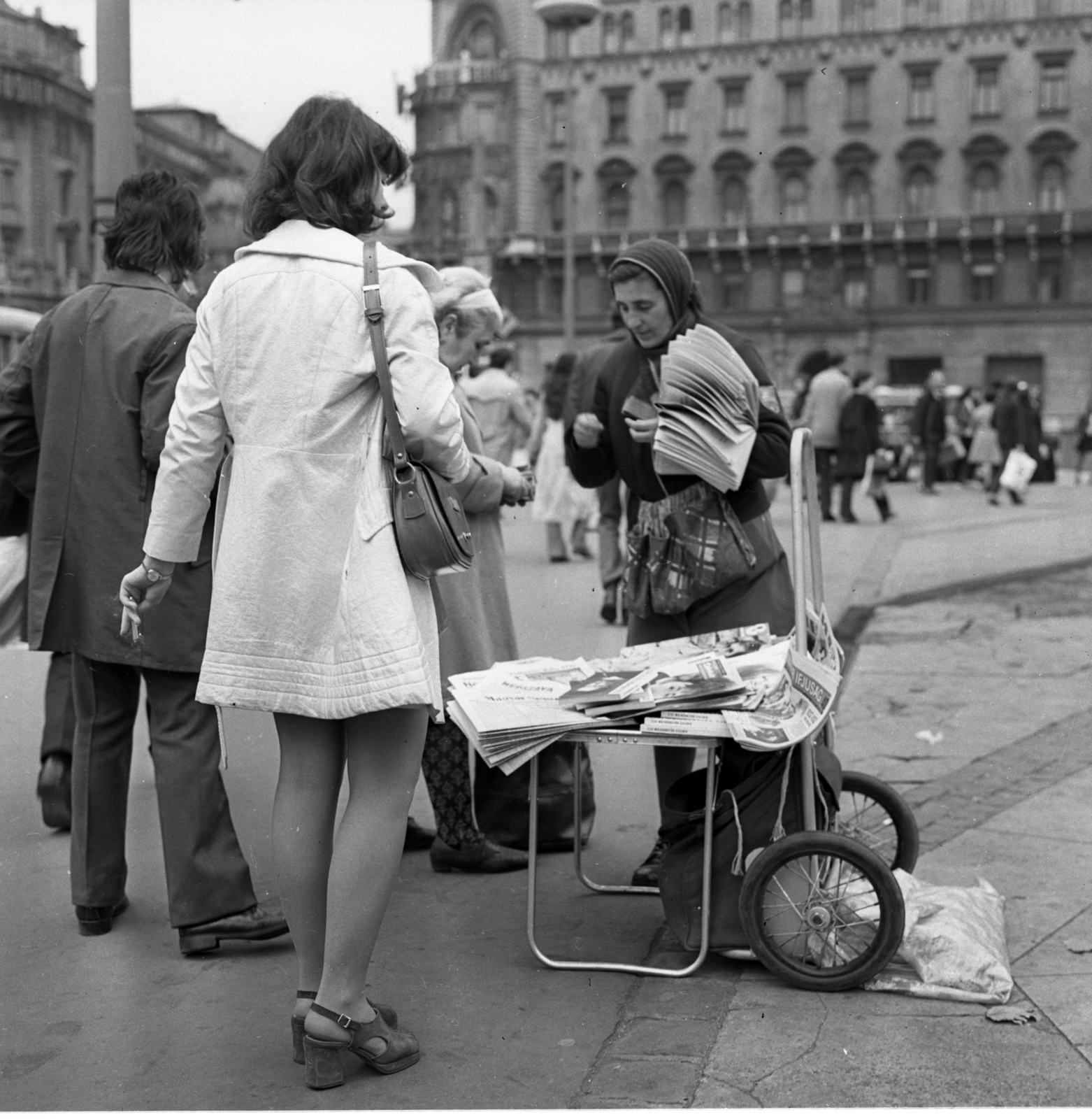 Hungary, Budapest VIII., Blaha Lujza tér., 1972, Urbán Tamás, genre painting, newspaper, newsstand, handbag, Budapest, Fortepan #15880