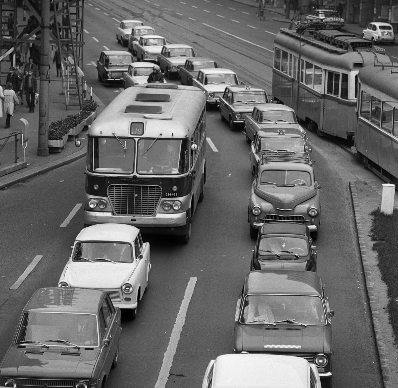 Hungary, Budapest VIII.,Budapest VII., Rákóczi út a Baross térnél., 1972, Urbán Tamás, transport, bus, German brand, Trabant-brand, Soviet brand, Hungarian brand, street view, taxicab, Fiat-brand, Ikarus-brand, Lada-brand, tram, Ikarus 620, automobile, Ganz-brand, Trailer car, Budapest, public transport line number, Ganz UV tramway, Fortepan #15882