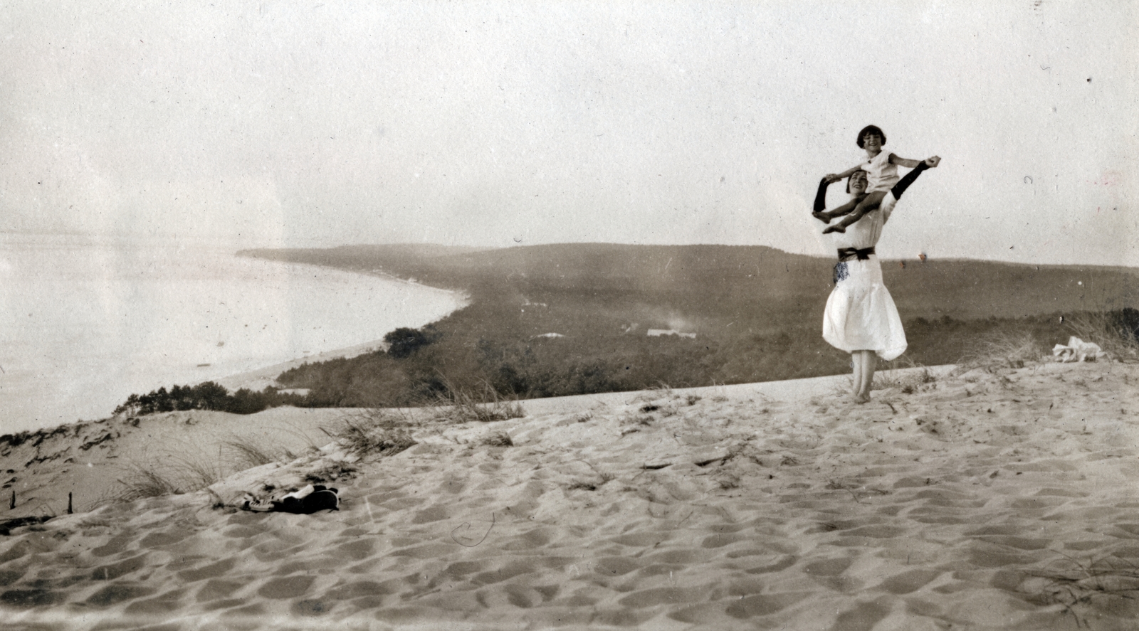 Franciaország, Arcachon, Dune du Pilat / Pilat-dűne, Európa legmagasabb dűnéje a várostól délre található., 1927, Ráday Mihály, tengerpart, nyakban ülés, Fortepan #158824