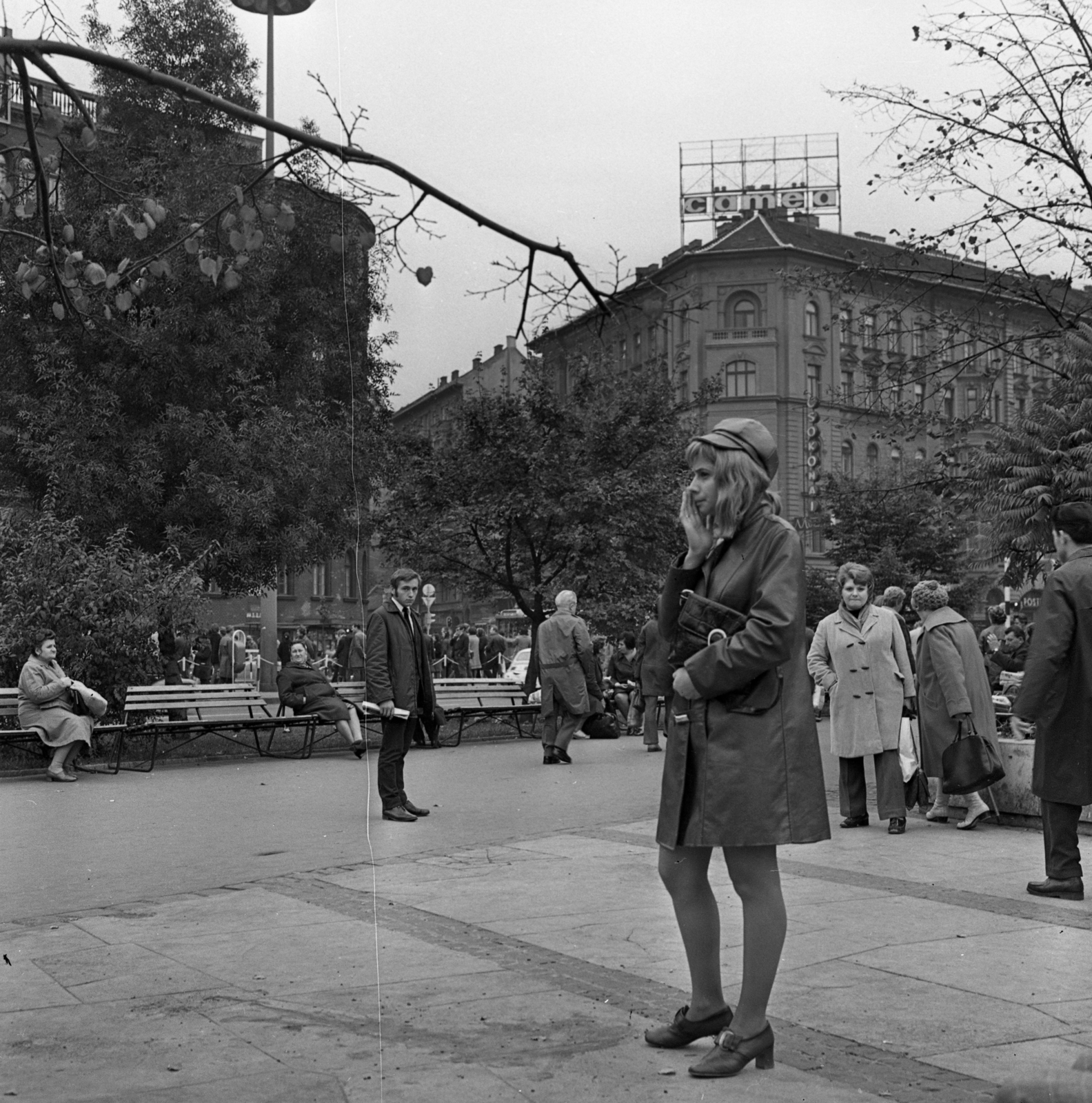 Magyarország, Budapest VIII., Blaha Lujza tér, a háttérben a Népszínház utca., 1972, Urbán Tamás, divat, utcakép, életkép, sapka, pad, retikül, hölgy, kabát, Budapest, Fortepan #15883