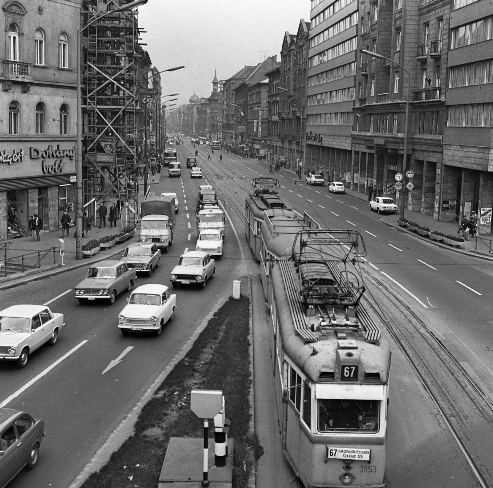 Hungary, Budapest VIII.,Budapest VII., Rákóczi út a Baross térnél., 1972, Urbán Tamás, Trabant-brand, Hungarian brand, Skoda-brand, Lada-brand, Moskvitch-brand, tram, tobacco shop, automobile, Ganz-brand, Trailer car, Budapest, public transport line number, Fortepan #15884