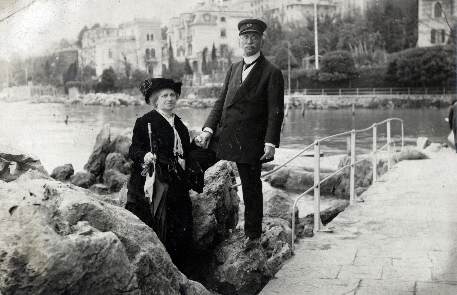 Croatia,Adriatic Sea, Opatija, I. Ferenc József sétány a tengerparton, a mai Plaža Tomaševac-nál., 1928, Ráday Mihály, sea shore, old person, hold hands, man and woman, Fortepan #158851