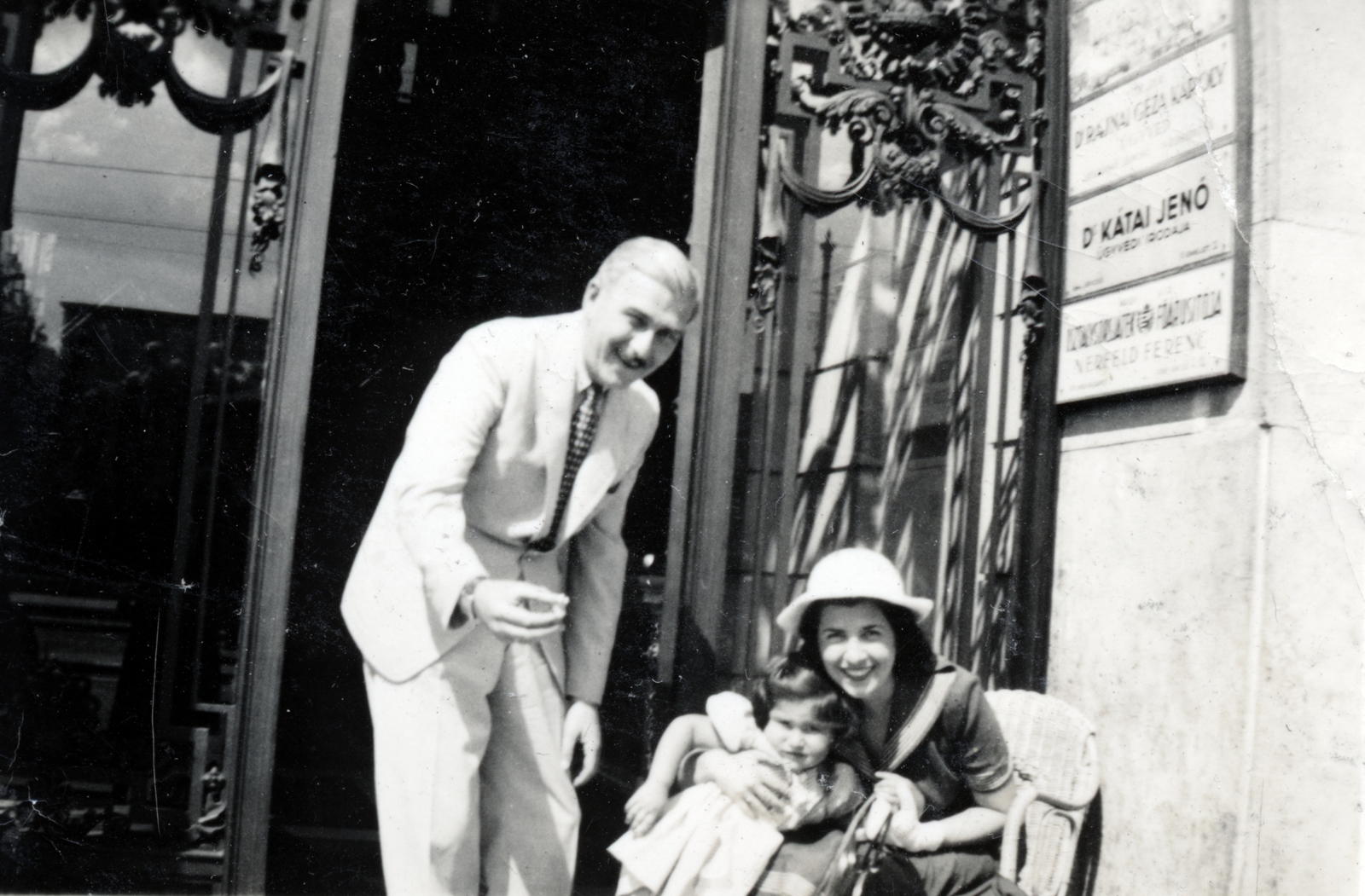 Hungary, Budapest V., a felvétel a Kossuth Lajos tér 13–15. számú ház kapujában készült., 1940, Ráday Mihály, Budapest, family, Fortepan #158861