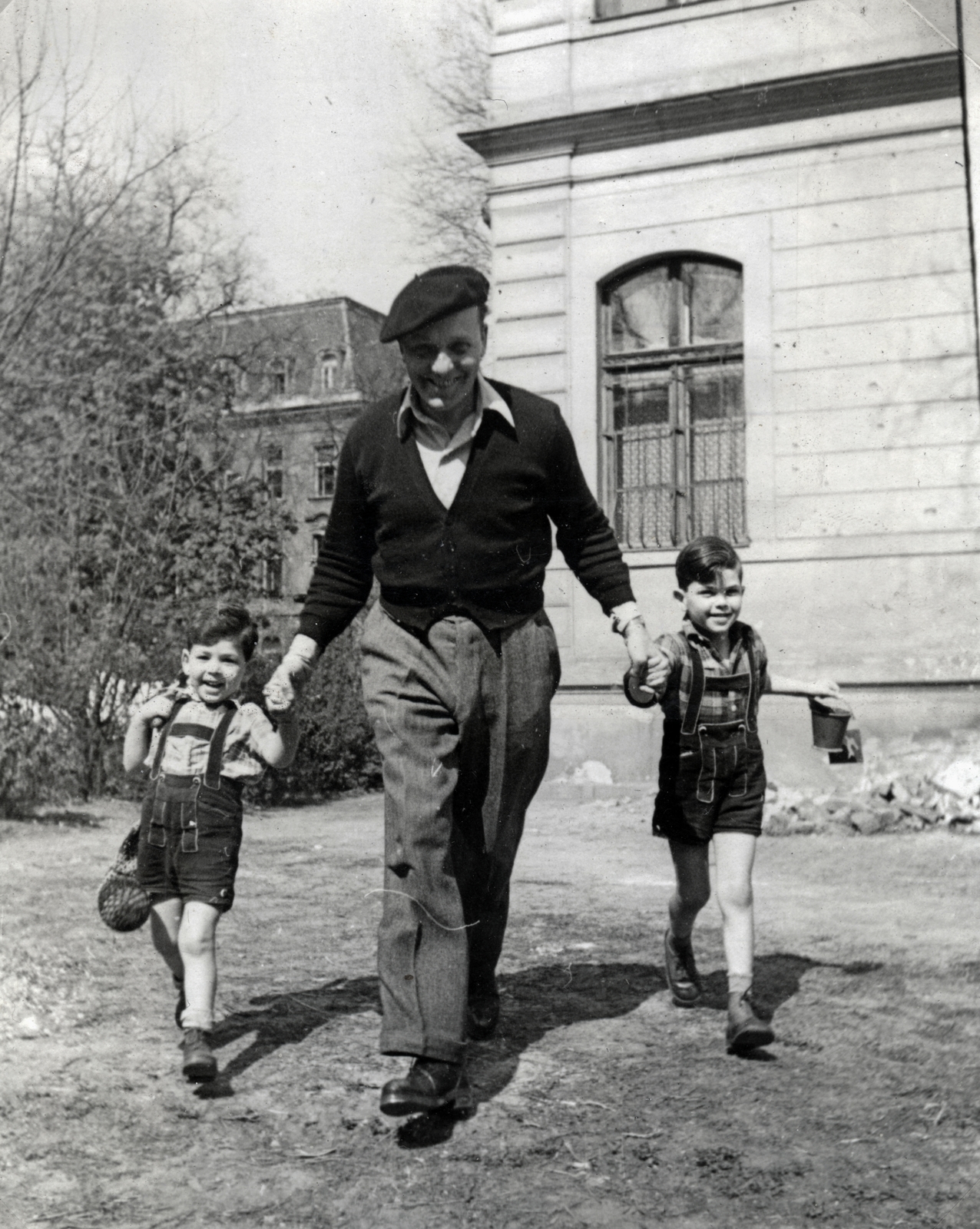 1948, Ráday Mihály, nagyszülő, kisfiú, rövidnadrág, vidámság, kézenfogva, ikrek, Fortepan #158863