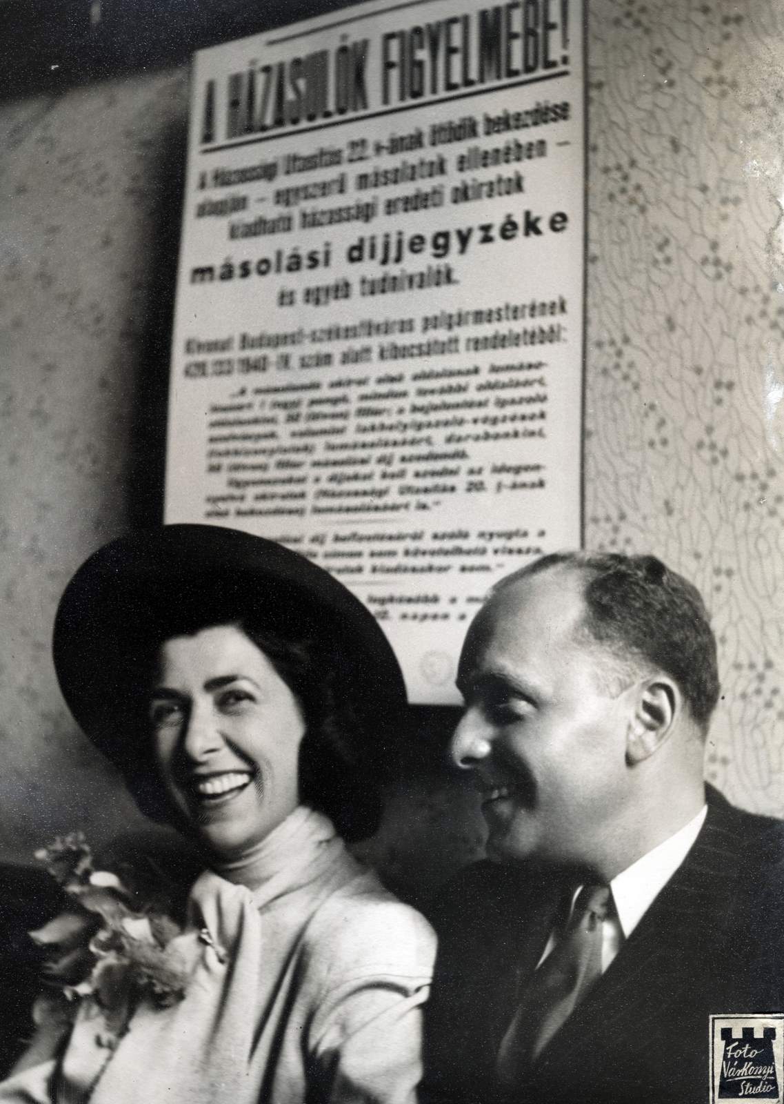 Hungary, Budapest V., Honvéd utca 20., Kerületi anyakönyvi hivatal. A felvétel Ráday Imre színművész és második felesége, Ferda Erzsébet Magdolna (Ferda Manyi) házasságkötésekor készült., 1941, Ráday Mihály, poster, couple, Budapest, watermark, Fortepan #158866