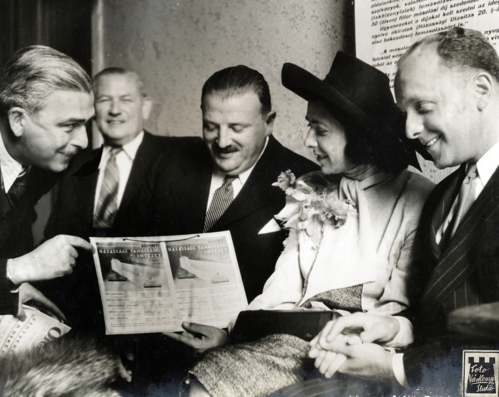 Hungary, Budapest V., Honvéd utca 20., Kerületi anyakönyvi hivatal. A felvétel Ráday Imre színművész és második felesége, Ferda Erzsébet Magdolna (Ferda Manyi) házasságkötésekor készült., 1941, Ráday Mihály, wedding ceremony, couple, Budapest, Fortepan #158867