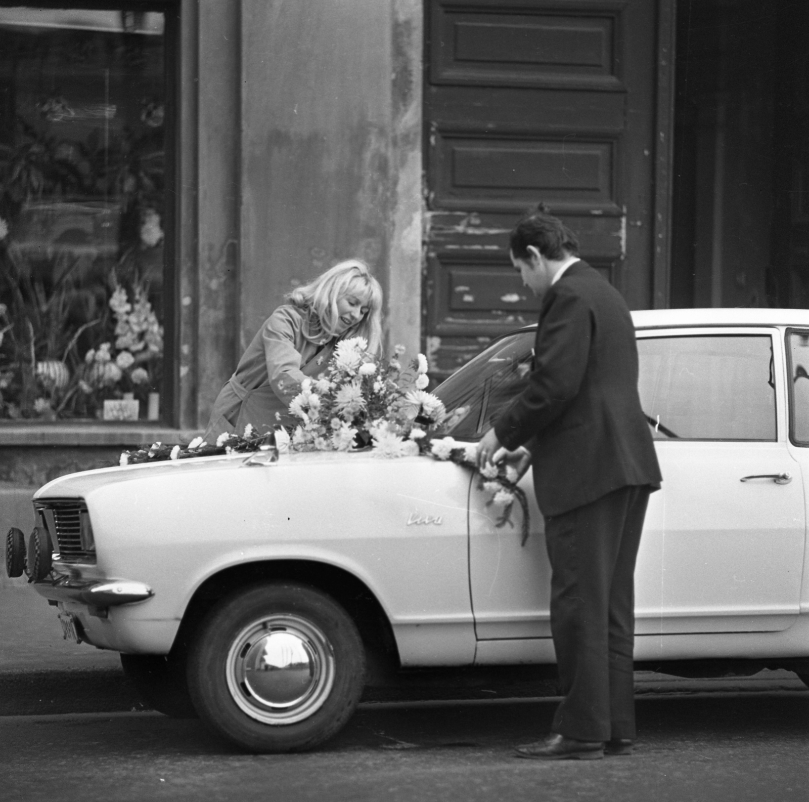 Hungary, Budapest V., Apáczai Csere János utca 3., Vauxhall Viva HB típusú személygépkocsi., 1972, Urbán Tamás, wedding ceremony, Budapest, hubcap, flower decoration, Fortepan #15887
