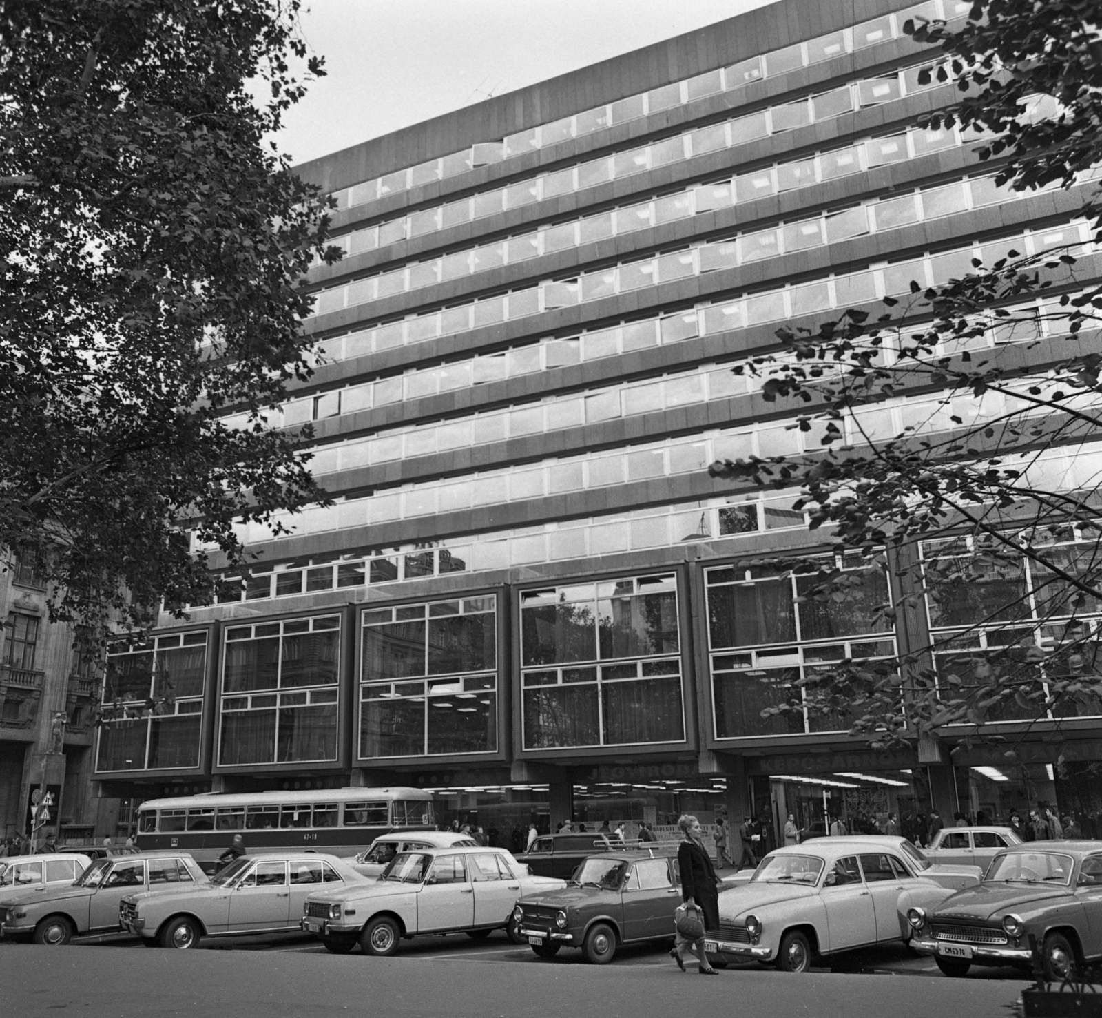 Hungary, Budapest V., Vörösmarty tér, az ORI (Országos Rendező Iroda) székháza., 1972, Urbán Tamás, bus, German brand, Opel-brand, Hungarian brand, cityscape, Fiat-brand, Ikarus-brand, Wartburg-brand, Italian brand, automobile, Budapest, Fortepan #15888